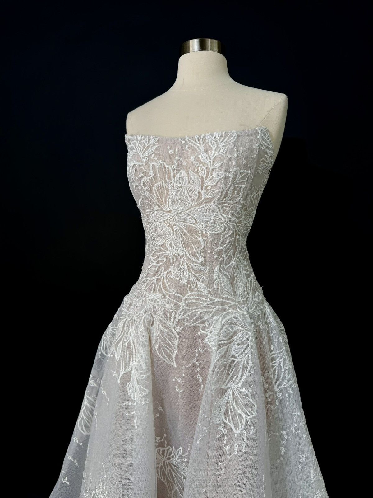 Preloved US 2-4 Anna Augusta Embroidery lace Bridal Gown