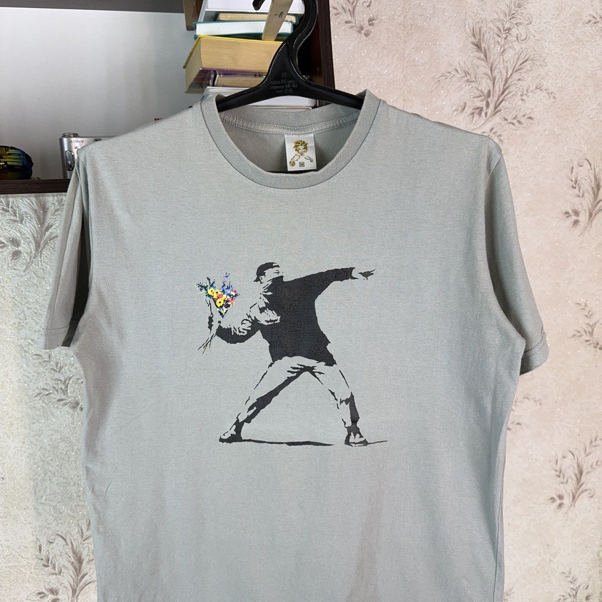 Other Banksy T shirt Art Flower bouquet Thrower molotov Rioter M Size US M / EU 48-50 / 2 - 9 Thumbnail