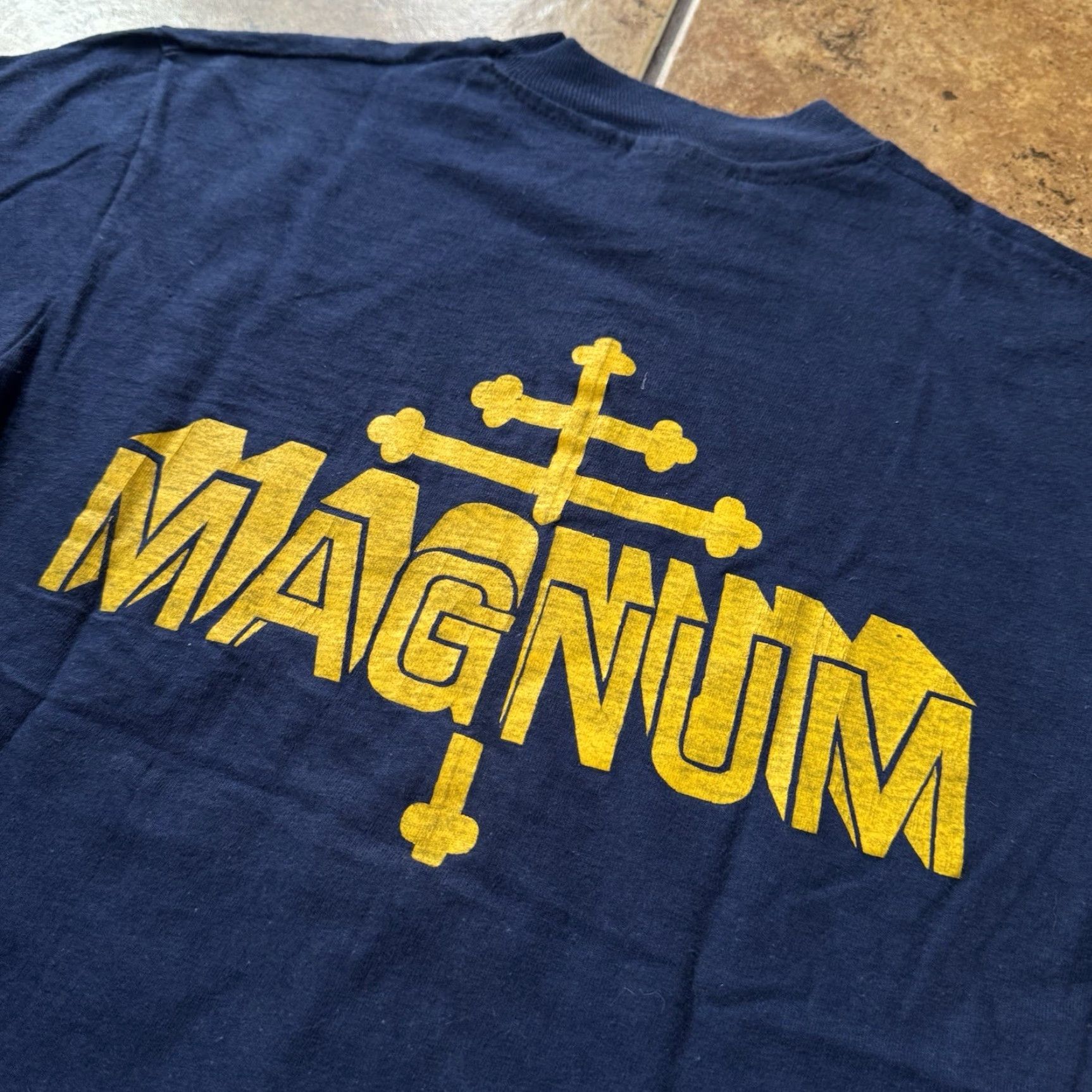 Hanes VINTAGE 1980s MAGNUM PI TV SHOW CAST & CREW T-SHIRT Hanes Size S Blue Men Graphic Tee Hawaii Hawaiian 80s Size US S / EU 44-46 / 1 - 2 Thumbnail