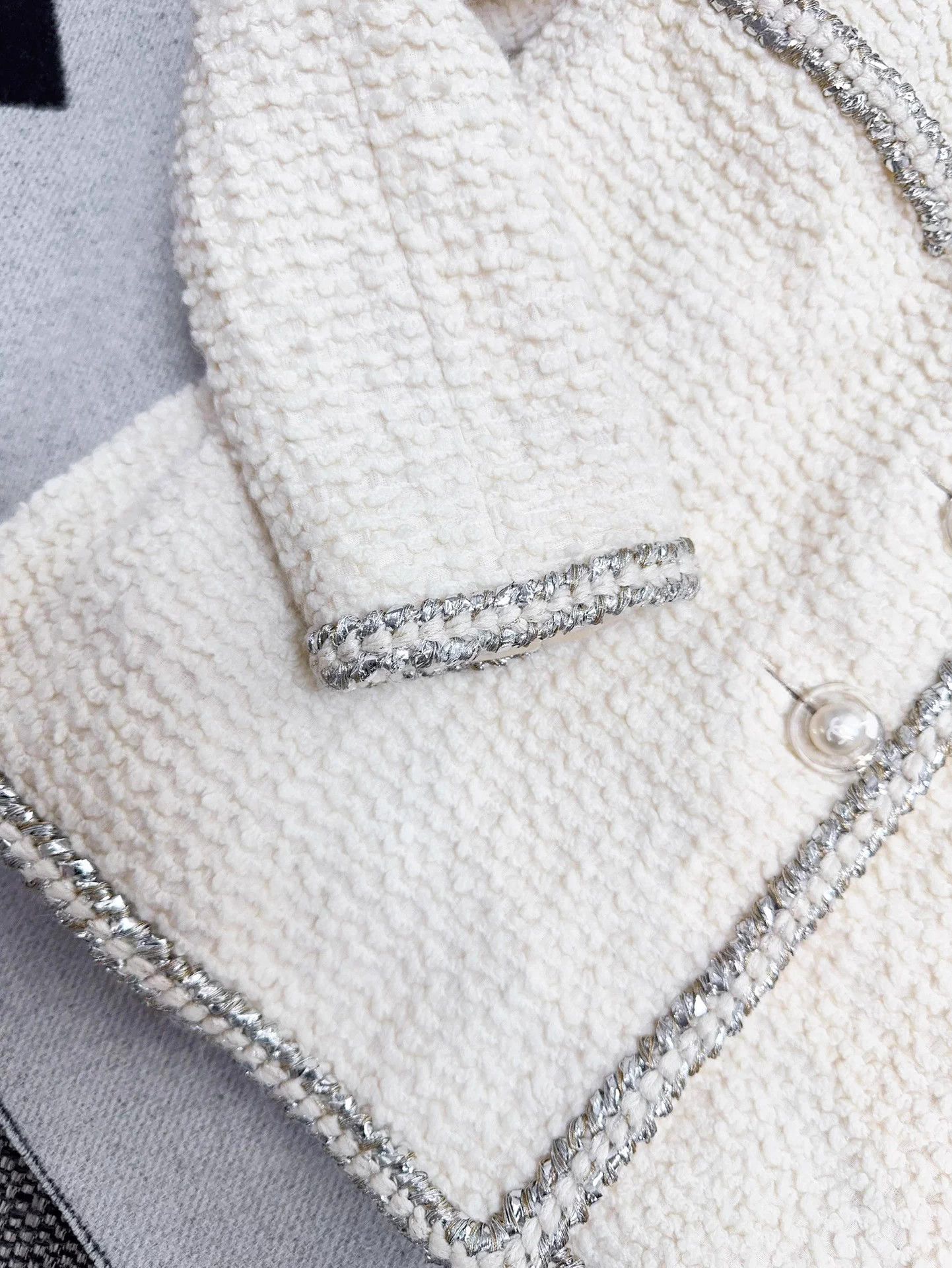 Chanel Chanel 17K Ivory Silver Trim 2Pkt PearlBtn TweedJacket 36 Size XS / US 0-2 / IT 36-38 - 9 Thumbnail