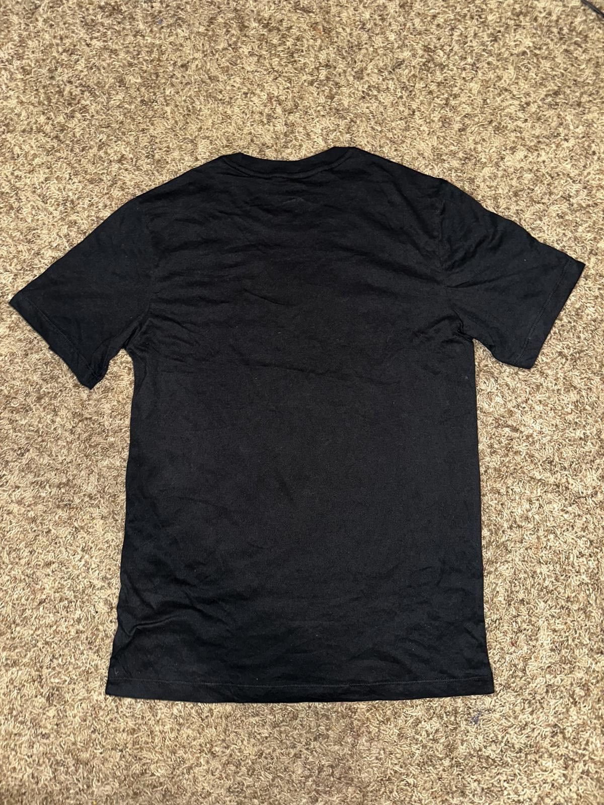 Nike Nike Men's Court Dri-Fit Graphic Black/Gold Tennis T-Shirt Size US S / EU 44-46 / 1 - 2 Thumbnail