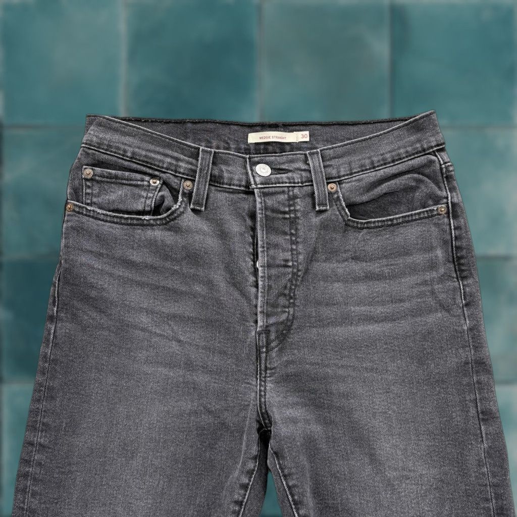 Levi's Levi's Wedgie Straight Jeans Womens 30 Gray Charcoal Wash High Rise Distressed Jeans Size 30" / US 8 / IT 44 - 1 Thumbnail