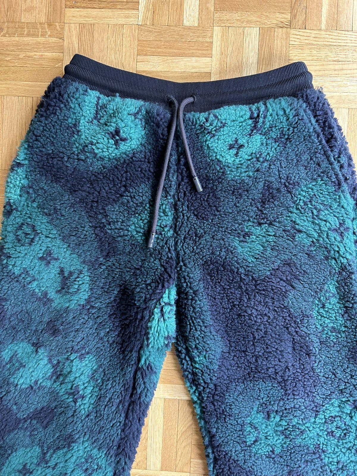 Louis Vuitton 🟢 LOUIS VUITTON 🟢 - Green Camo Monogram Joggers Size US 31 - 9 Thumbnail