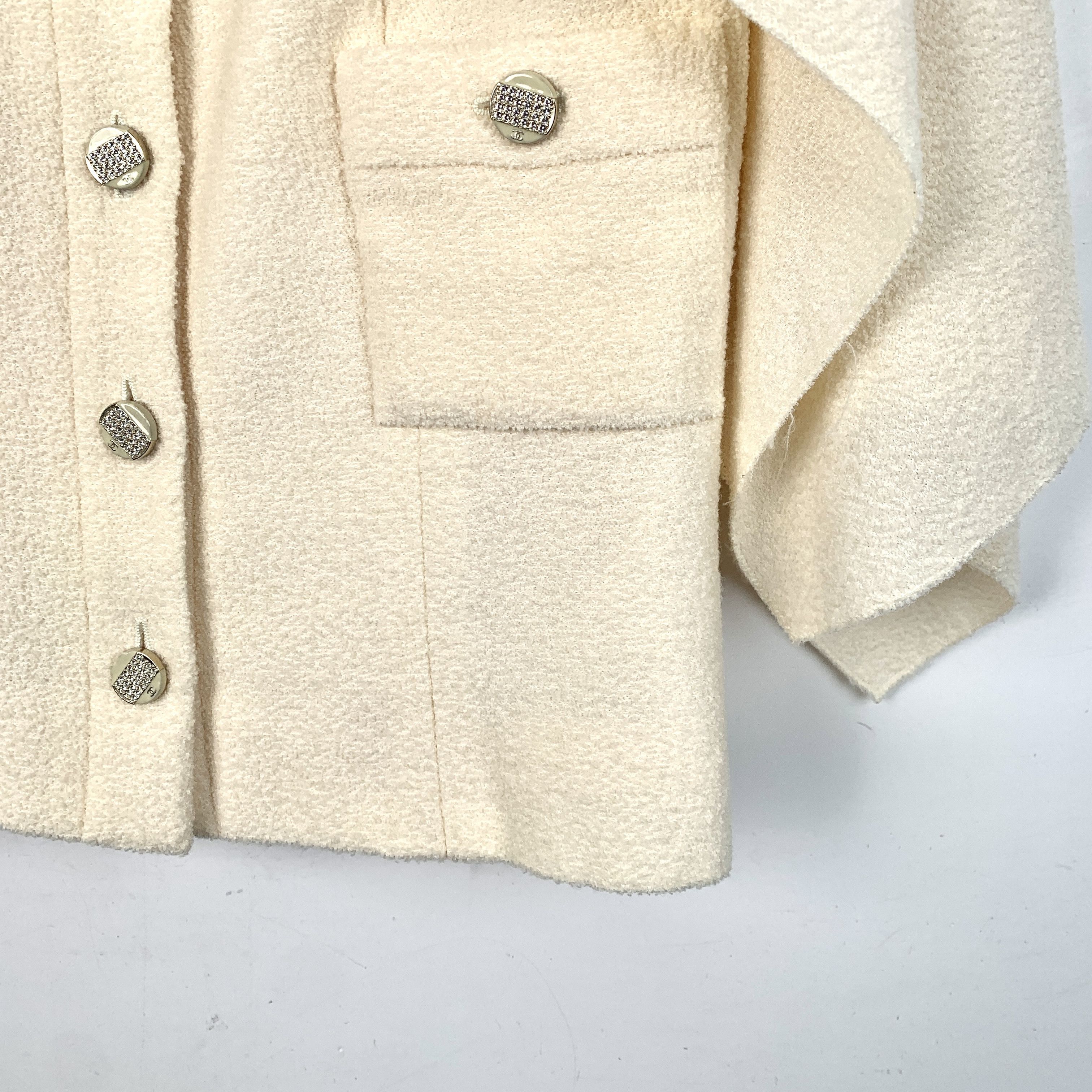 Chanel Chanel Beige Wool Cape with Double C Logo Buttons (Size XS) Size XS / US 0-2 / IT 36-38 - 6 Thumbnail