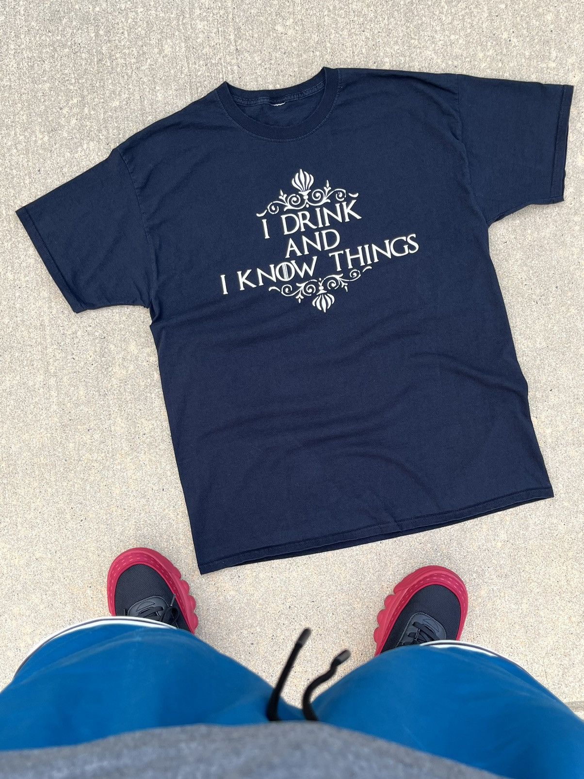 Vintage VINTAGE Y2K ADULT HUMOR “I DRINK AND I KNOW THINGS” T-SHIRT Size US XL / EU 56 / 4 - 1 Thumbnail