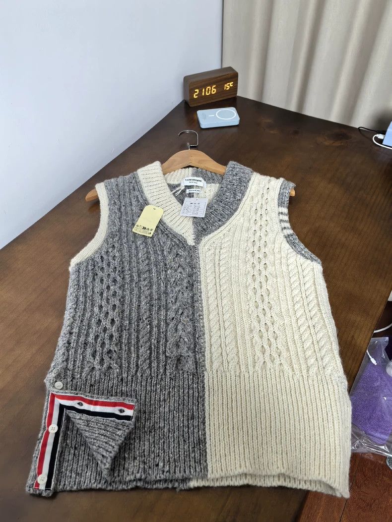 Thom Browne thom browne Color-matched wool vest 2503-Nextarrow Size US XL / EU 56 / 4 - 1 Thumbnail