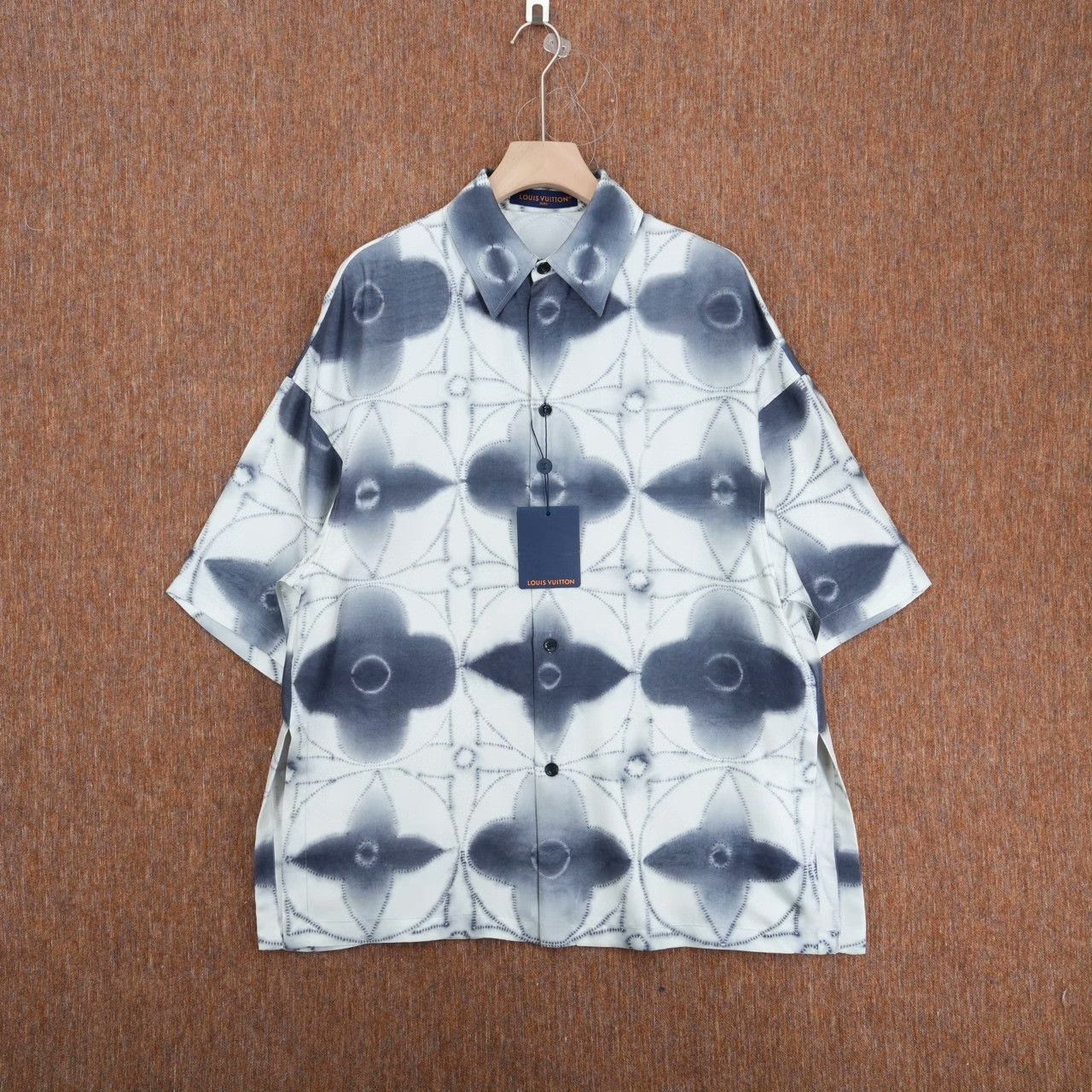 Louis Vuitton Louis Vuitton Silk Tie-Dye Multi Shirt XS Men Size US XS / EU 42 / 0 - 1 Thumbnail