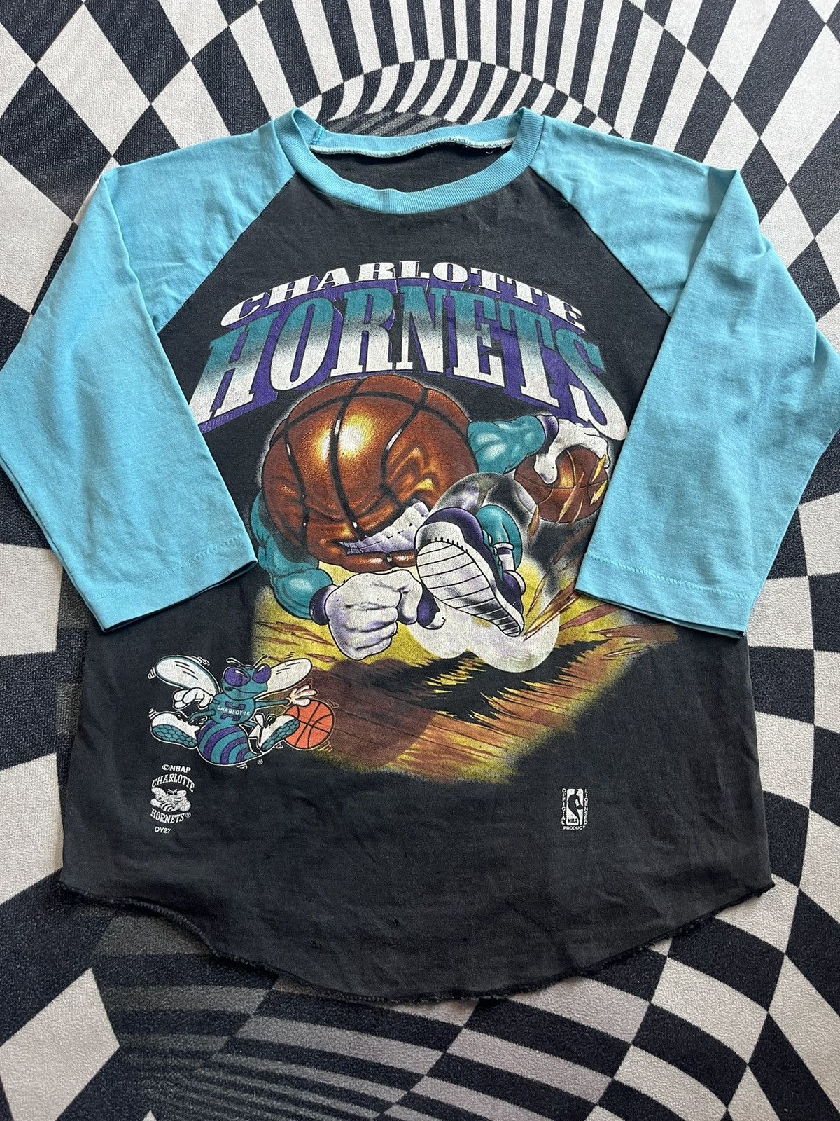 NBA Vintage CHARLOTTE HORNETS NBA 90’s Artwork Tshirt Size US M / EU 48-50 / 2 - 11 Thumbnail