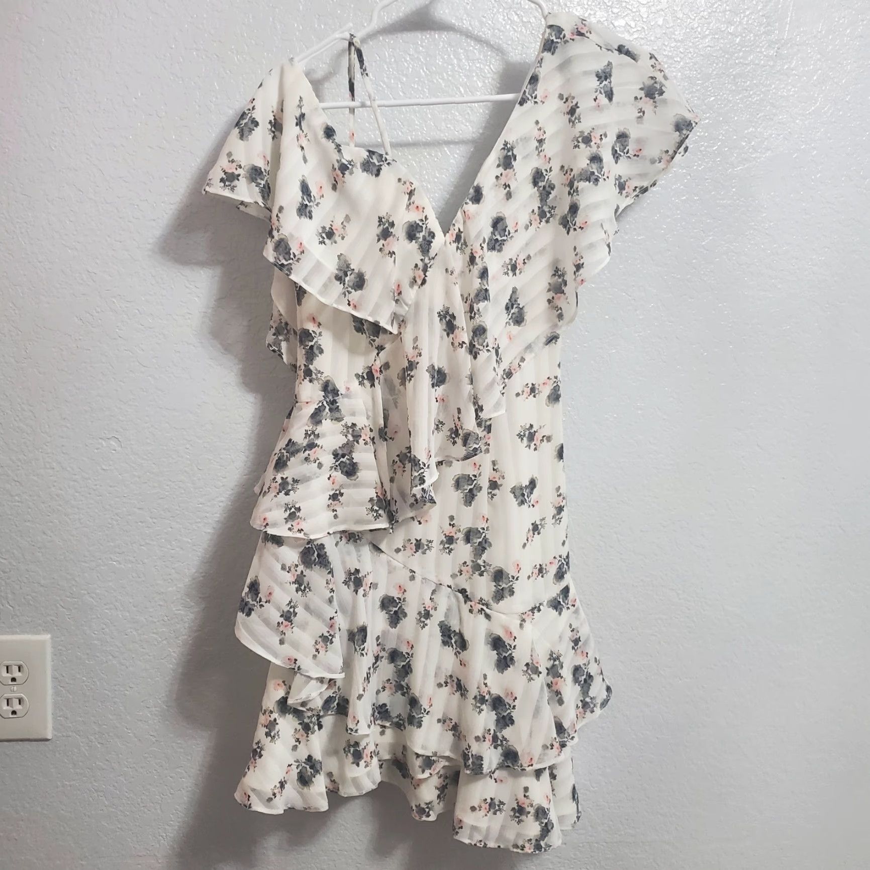 ELLIATT VINTAGE Elliatt Dress Women XS Ivory Bloom Floral Print Asymmetrical Layered Ruffle Mini Size XS / US 0-2 / IT 36-38 - 2 Thumbnail