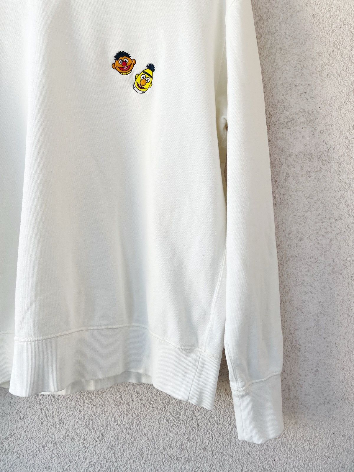 Kaws × Uniqlo Kaws x Uniqlo White Sweatshirt – Size L – Men Cartoon Faces Size US L / EU 52-54 / 3 - 3 Thumbnail