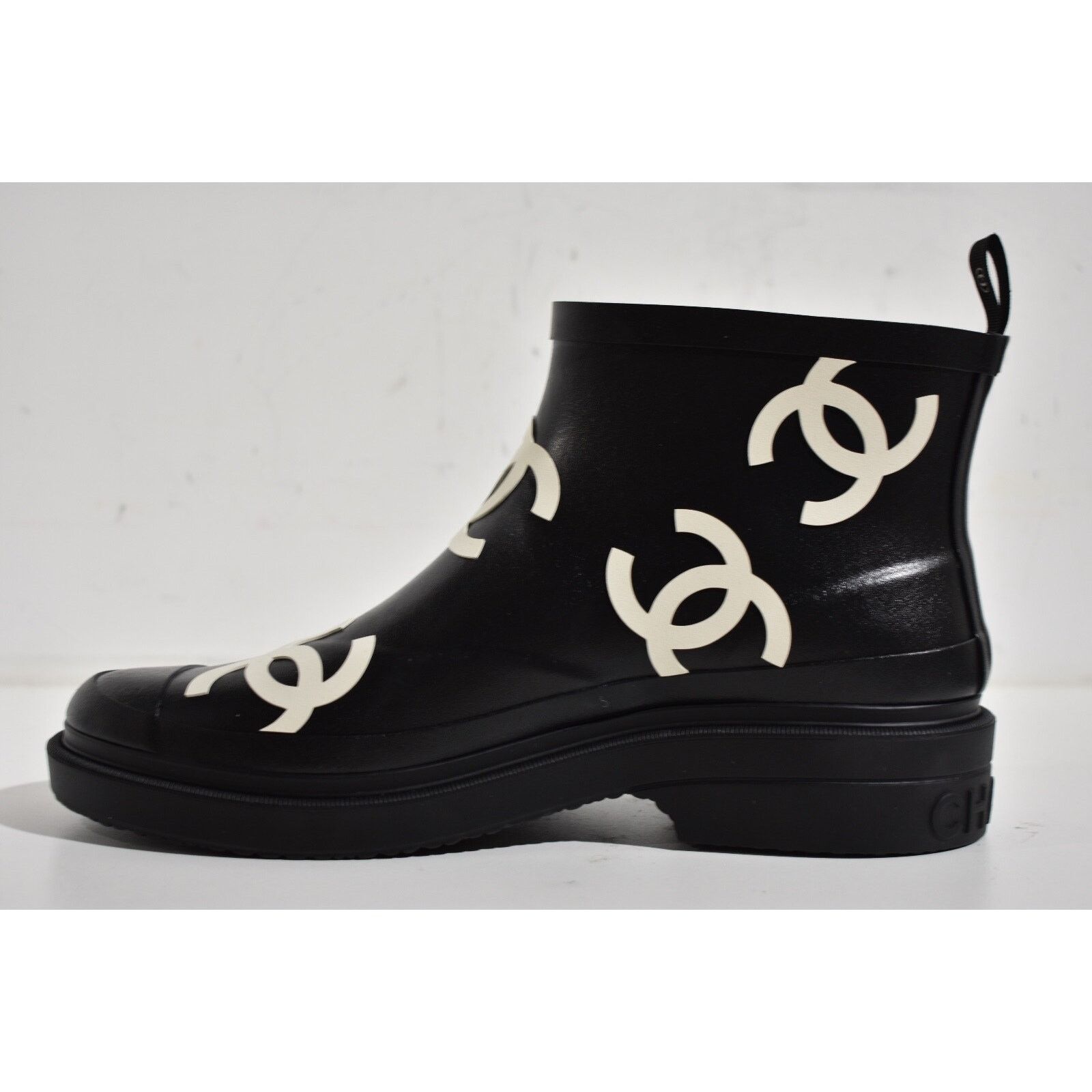 Chanel Chanel 23A Black White All Over Logo Rubber CC Low Top Size US 7 / IT 37 - 8 Thumbnail