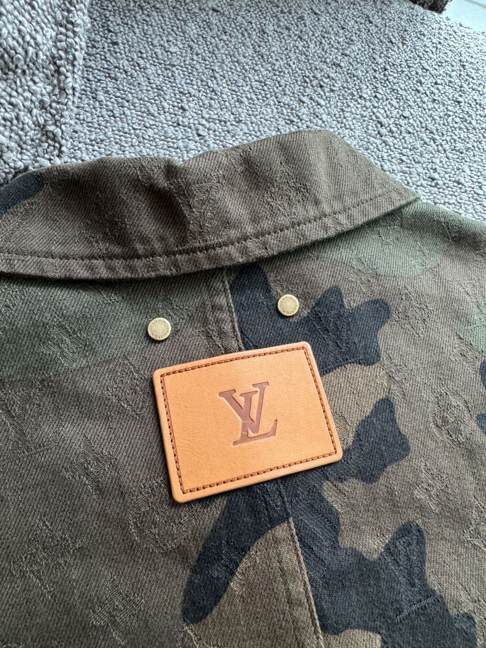 Louis Vuitton × Supreme LOUIS VUITTON x SUPREME CAMO MONOGRAM DENIM TRUCKER JACKET Size US S / EU 44-46 / 1 - 11 Thumbnail