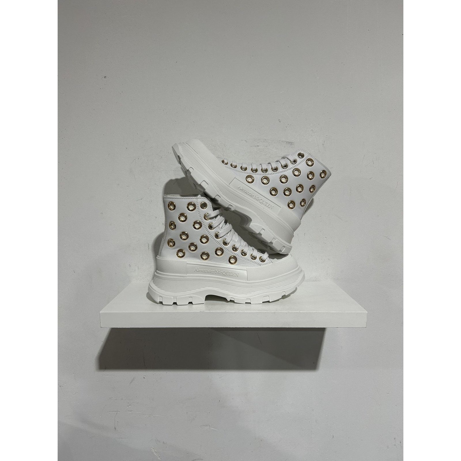 Alexander McQueen ALEXANDER MCQUEEN WHITE CALF LEATHER GOLD GROMMETS SIZE 35.5 Size US 5 / EU 37 - 1 Thumbnail