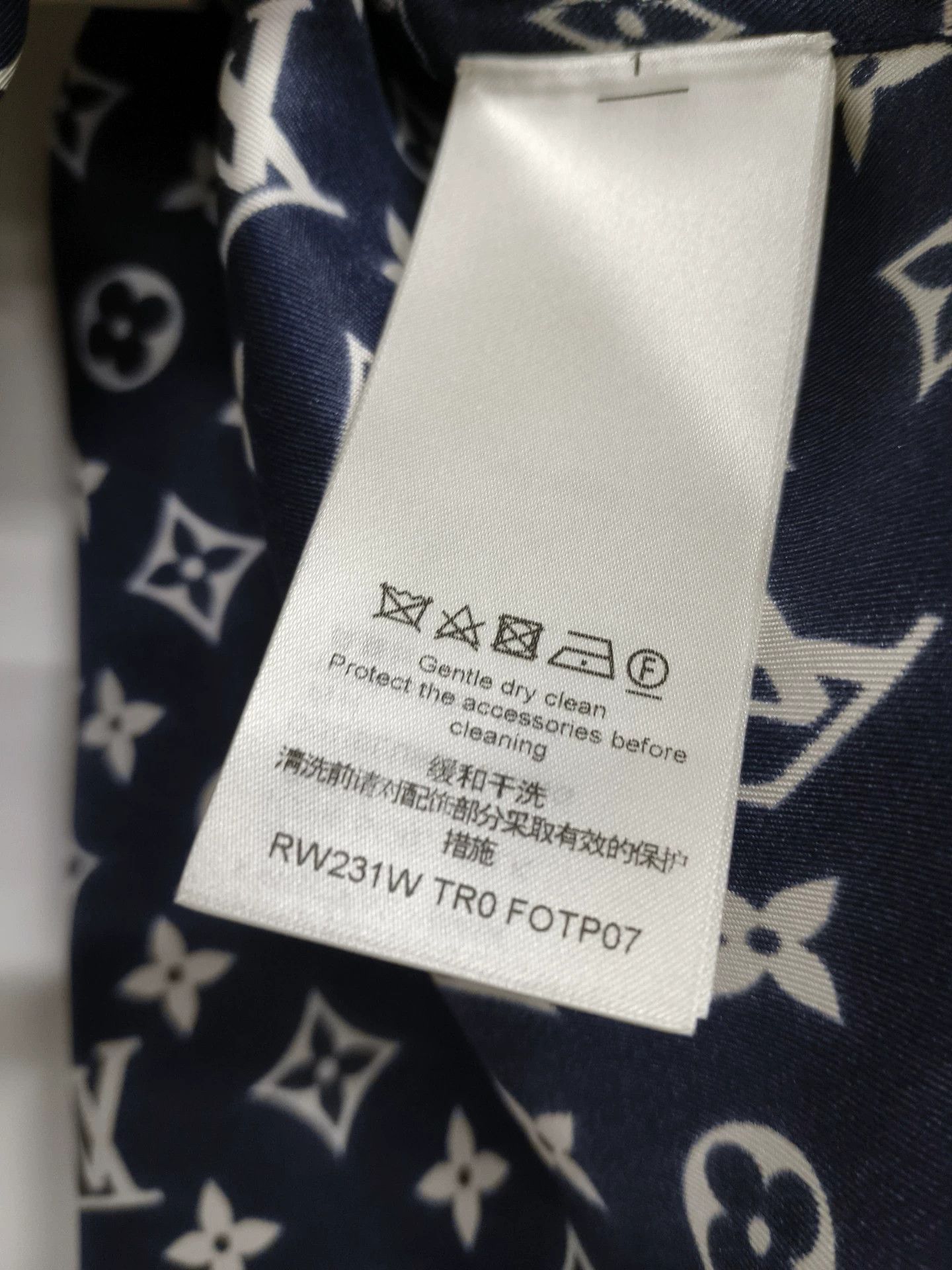 Louis Vuitton LV shirt 39s 102c 76l 59s Size XS / US 0-2 / IT 36-38 - 3 Thumbnail