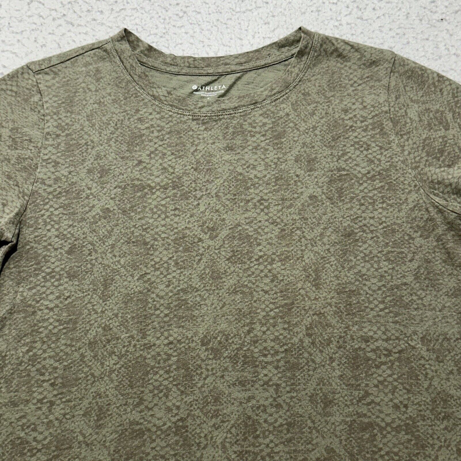Athleta Athleta Small Green Crewneck Pullover T Shirt Snakeskin Size S / US 4 / IT 40 - 2 Thumbnail