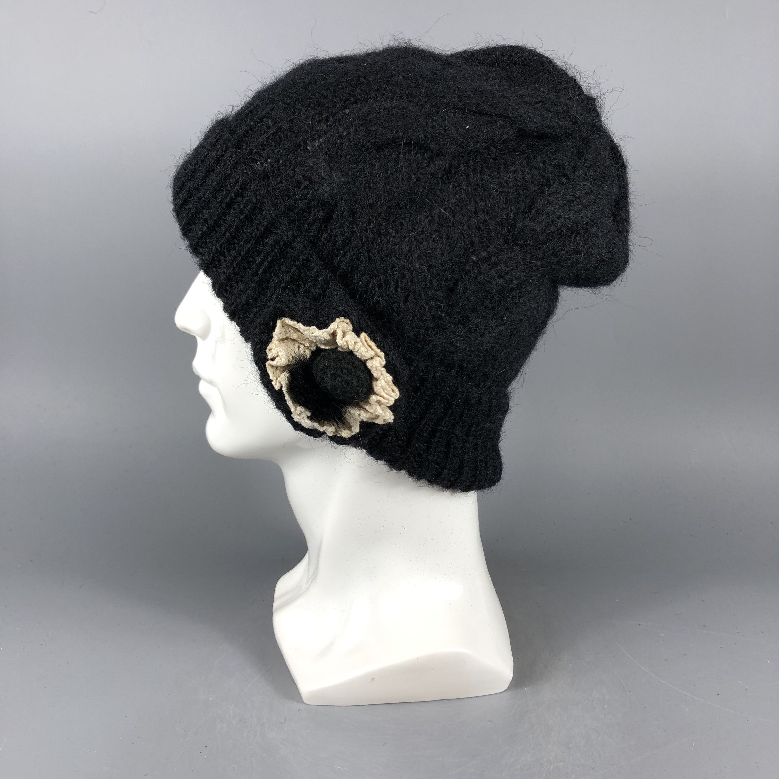 Vintage Womens Unknown Cable Knit Beanie Snow Hat Snow Cap -D827 Size ONE SIZE - 1 Thumbnail