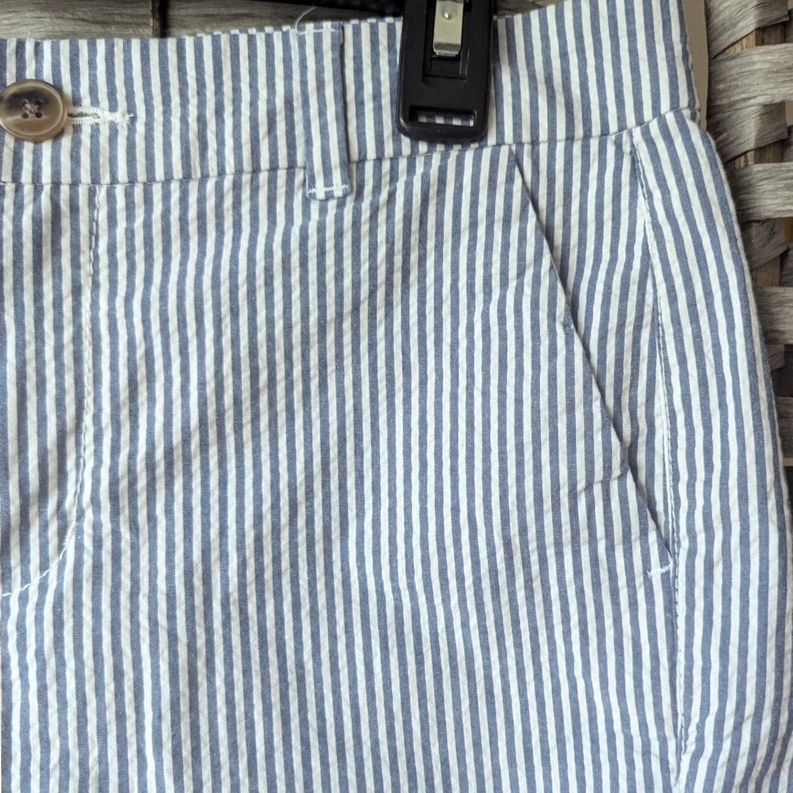 Old Navy VINTAGE? Old Navy Everyday Short Blue White Striped Seersucker Mid-Rise 5" Inseam Size 26" / US 2 / IT 38 - 3 Thumbnail