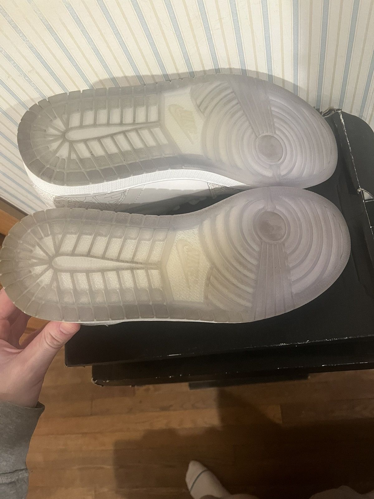 Jordan Brand Air Jordan 1 Retro 30th Anniversary Laser Size 11.5 Size US 11.5 / EU 44-45 - 7 Thumbnail