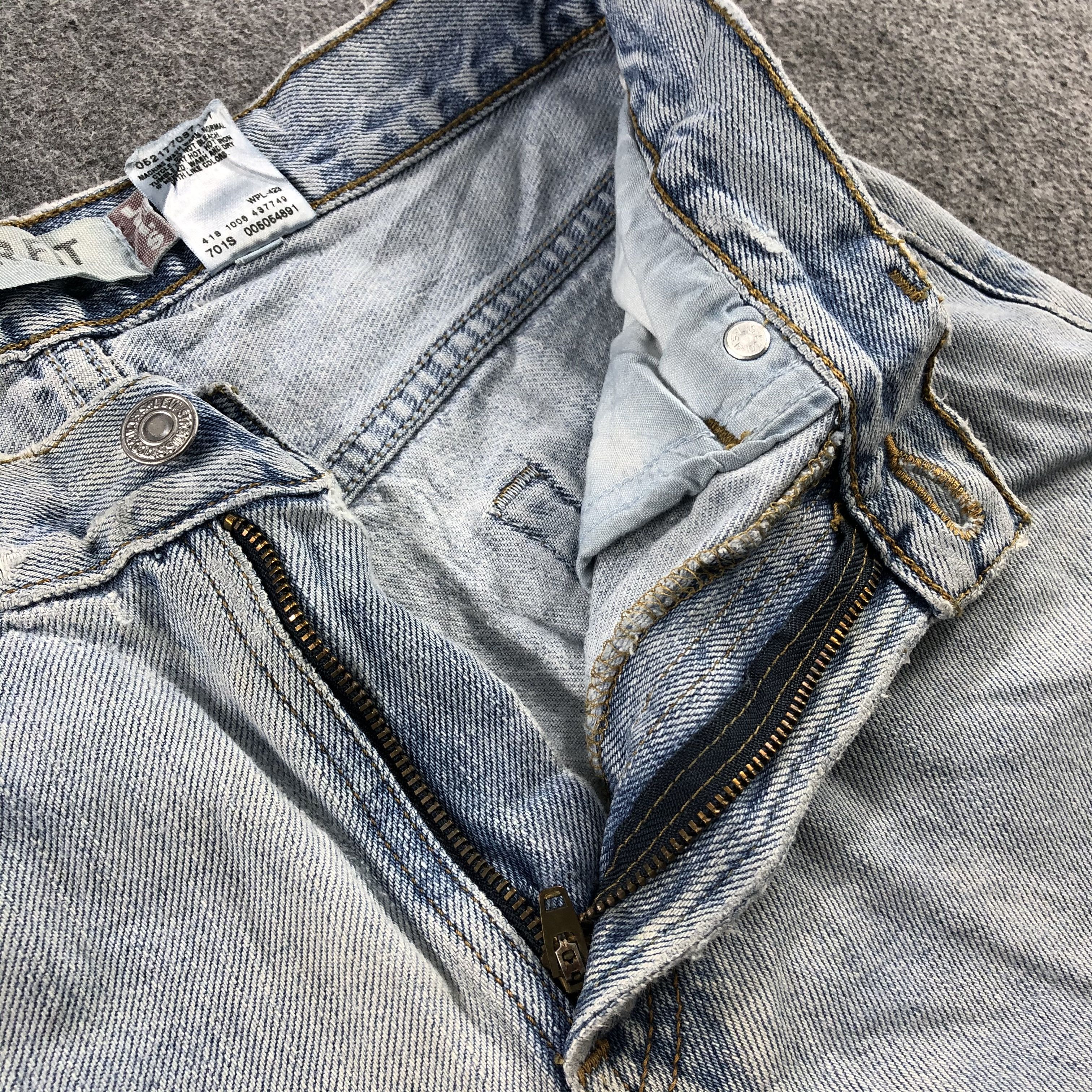 Levi's Vintage Light Wash Levis 505 Jeans-J2182 Size US 27 - 14 Thumbnail