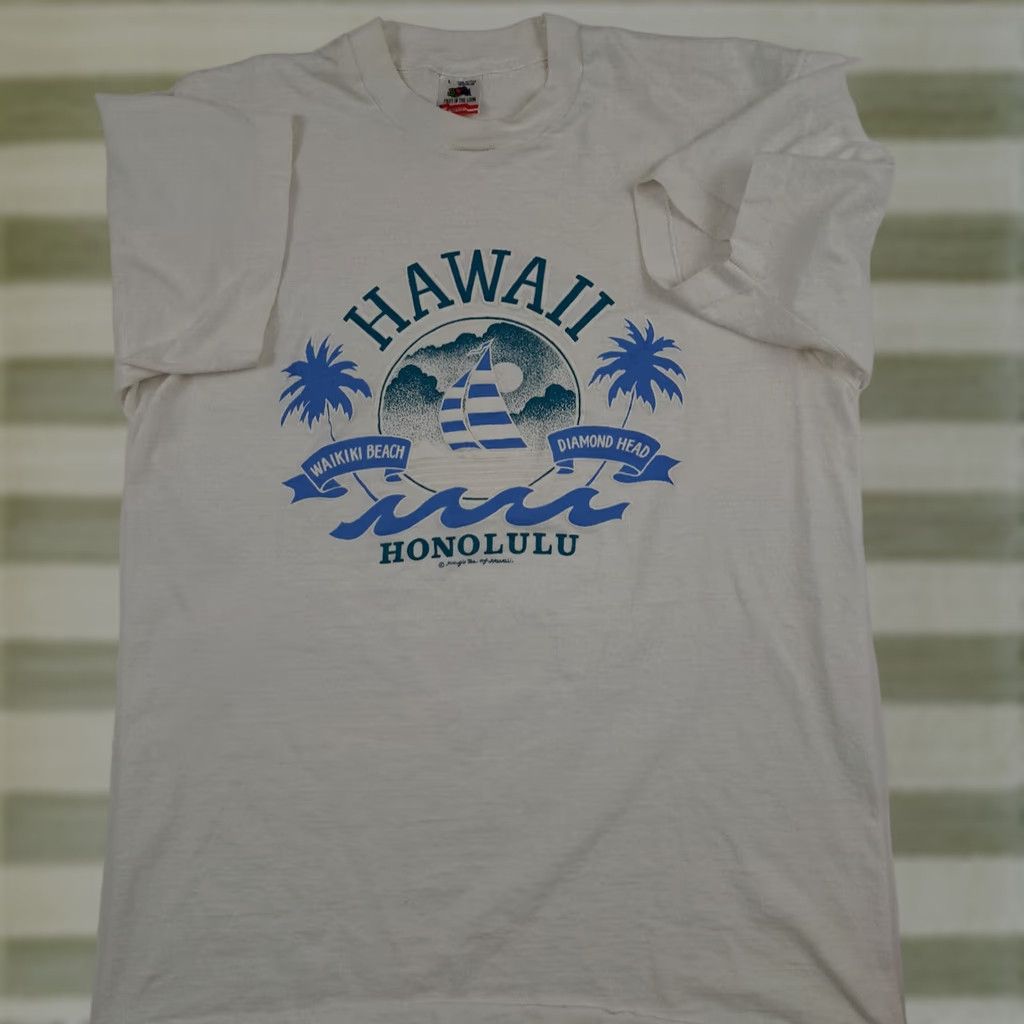 Fruit Of The Loom VINTAGE Hawaii Waikiki Beach T-Shirt USA LG Hilton Head Fruit of the Loom Crew Neck Short Sleeve Men 1980s White Sky Blue Size US L / EU 52-54 / 3 - 1 Thumbnail