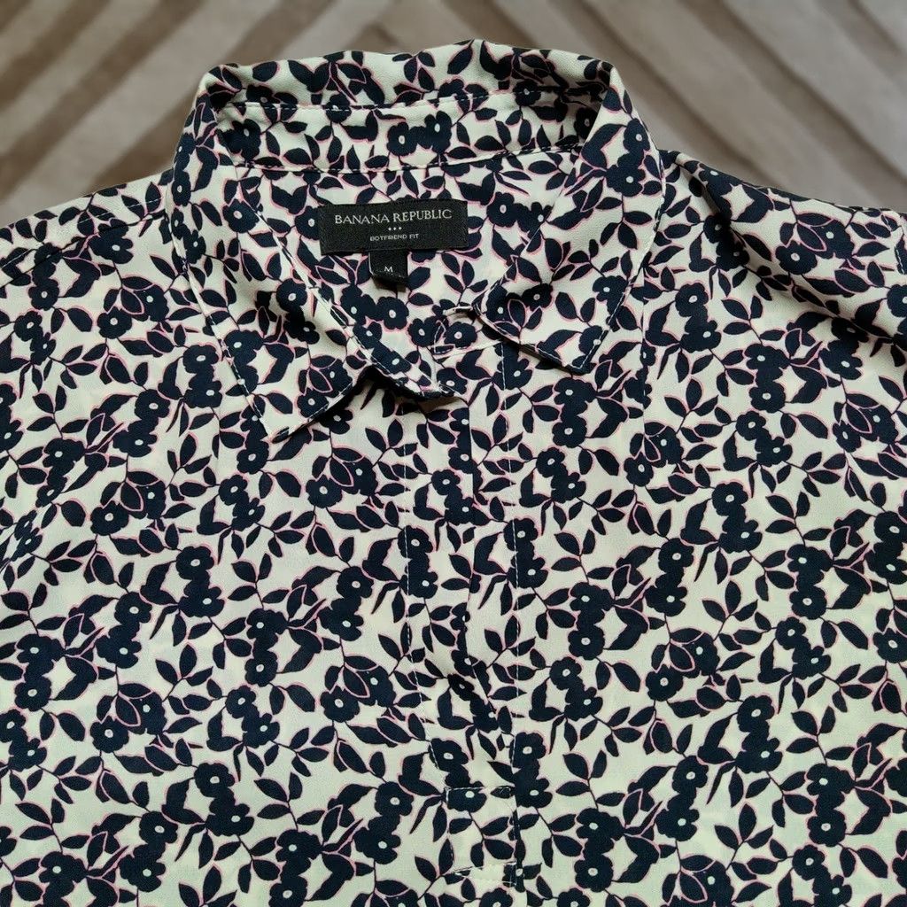Banana Republic Banana Republic Women Medium Blue Floral V-Neck Back Button Pullover Top Size M / US 6-8 / IT 42-44 - 1 Thumbnail