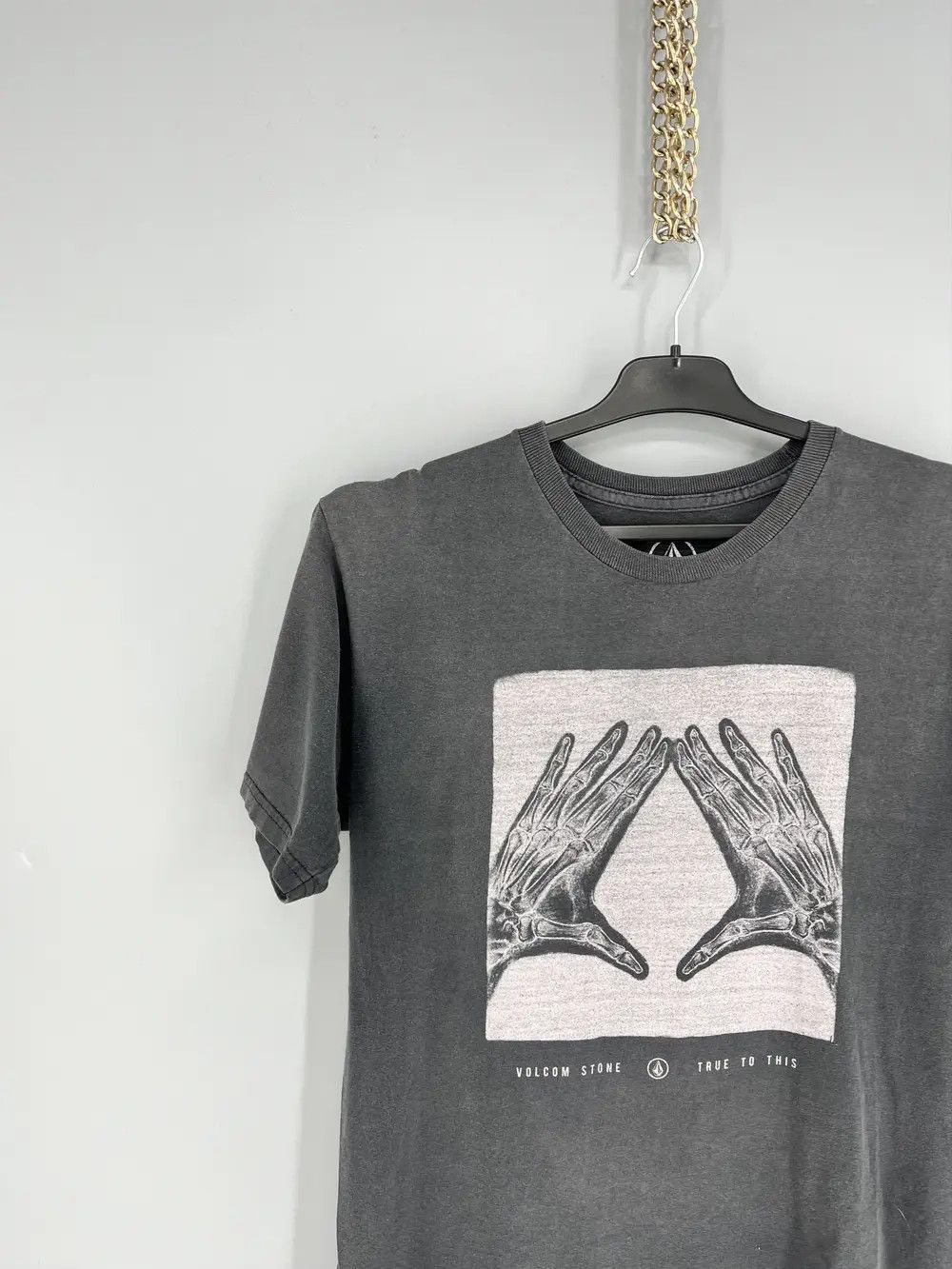 Volcom Vintage Y2K Volcom Stone Skateboard Pin Logo Design Tshirt Size US S / EU 44-46 / 1 - 4 Thumbnail
