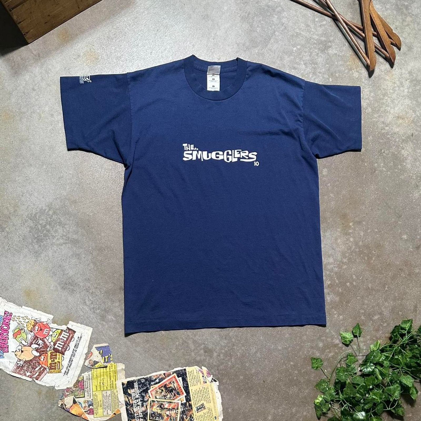 Fruit Of The Loom Vintage 90s Single Stitch The Smugglers Rap Tee Shirt Size US L / EU 52-54 / 3 - 2 Thumbnail