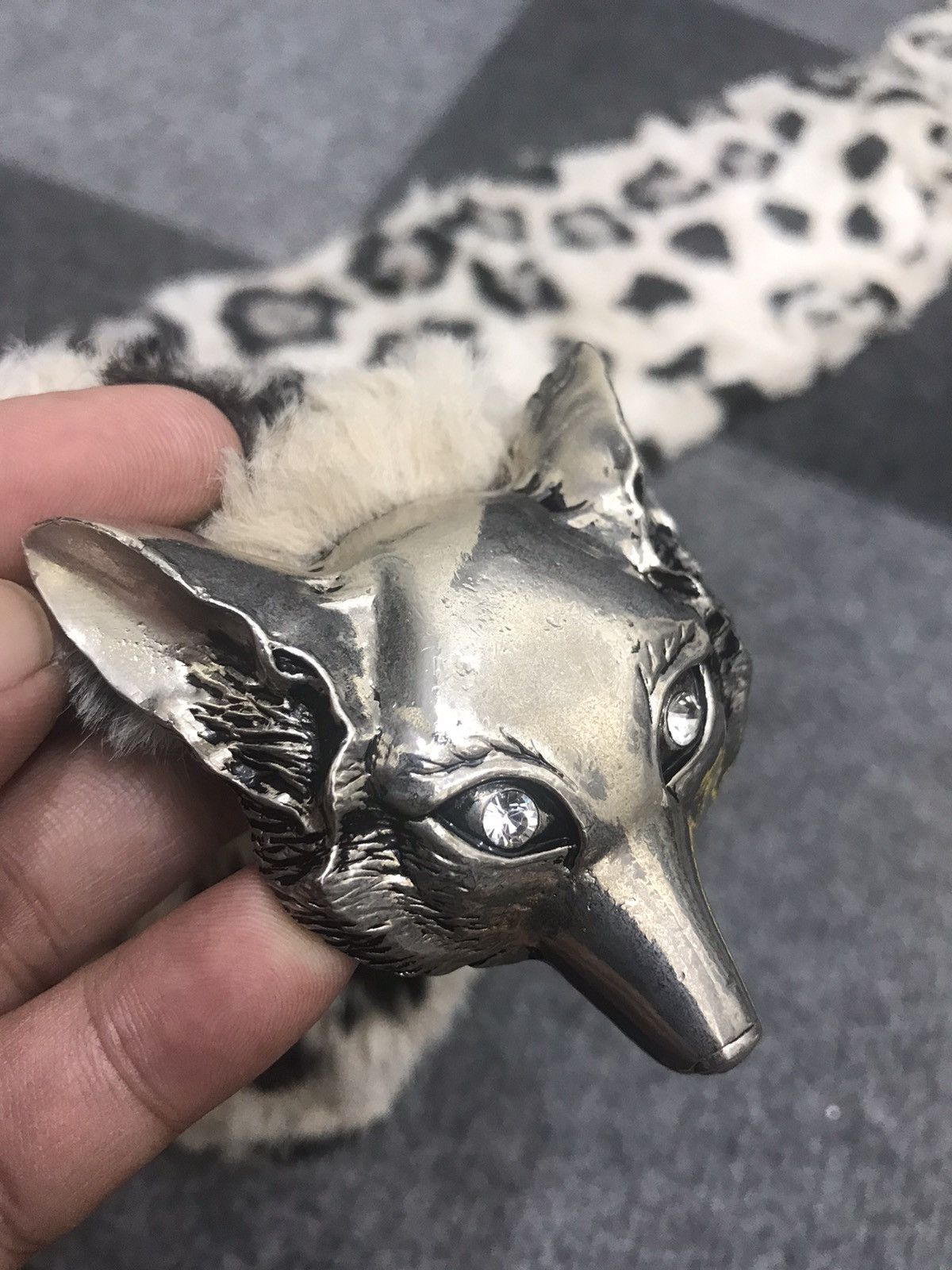 Designer × Japanese Brand Very Rare Archival MILK Faux Fur Scarf with Wolf Brooch Size ONE SIZE - 1 Thumbnail