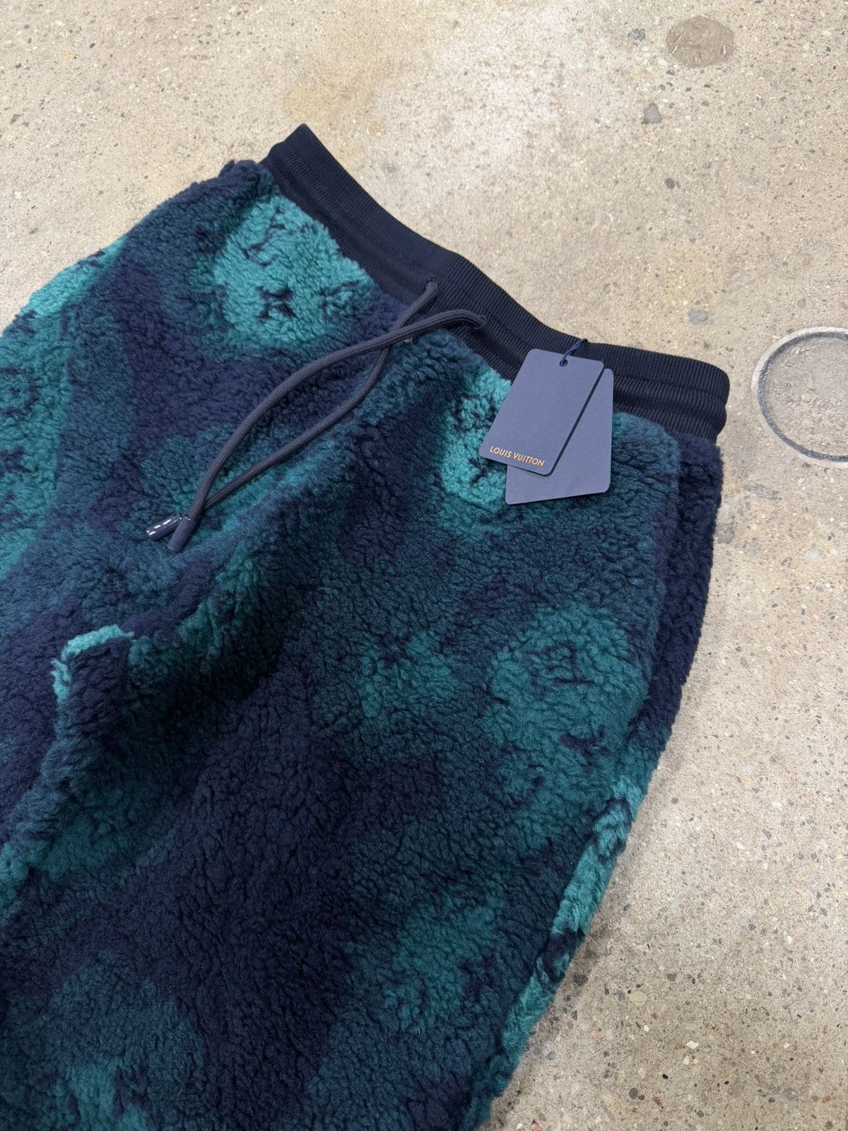 Louis Vuitton Louis Vuitton Monogram Fleece Pants NEW 2000$ Size US 34 / EU 50 - 2 Thumbnail