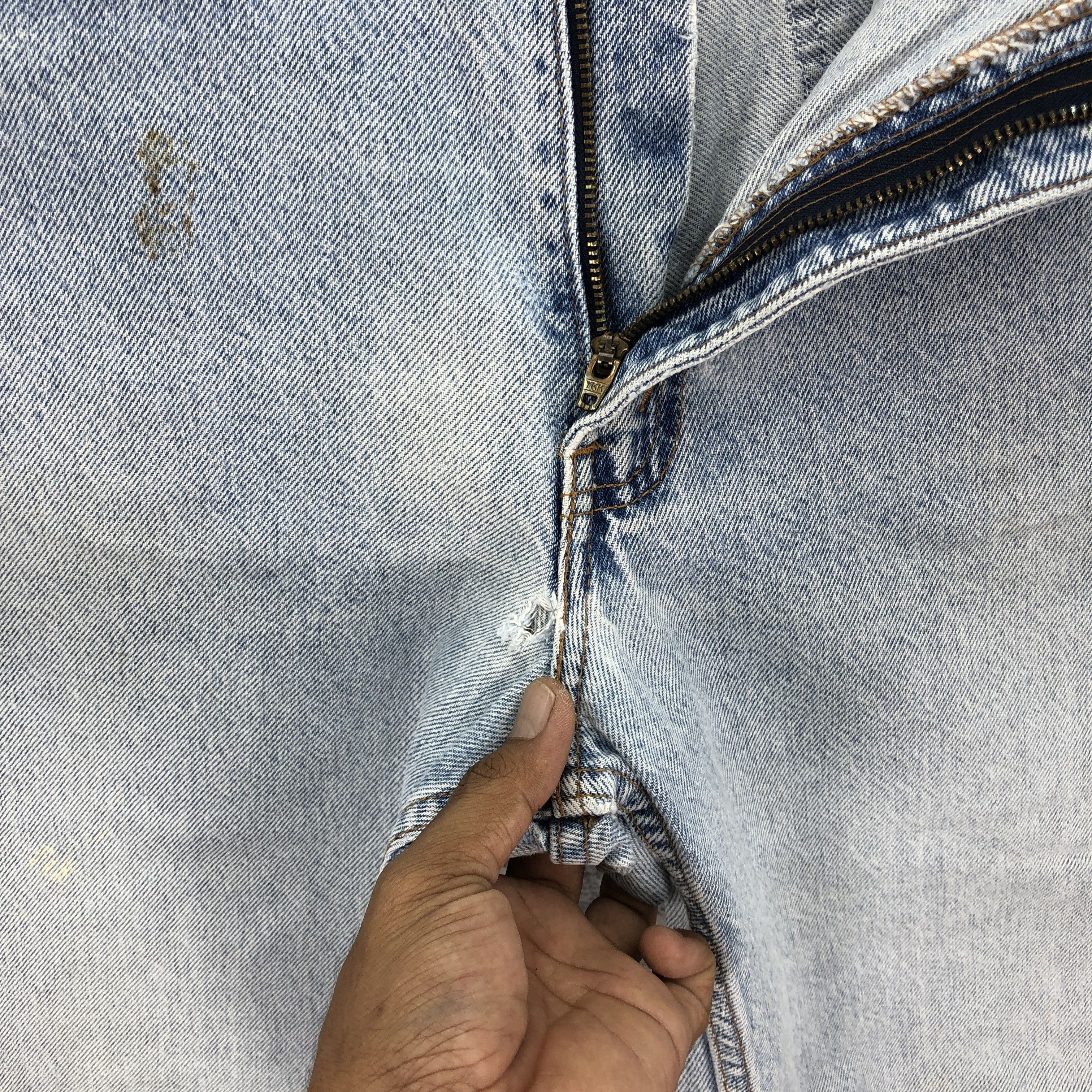 Levi's Vintage Levis 560 Distressed Jeans Levi'sLight Wash Denim Size 28" / US 6 / IT 42 - 11 Thumbnail