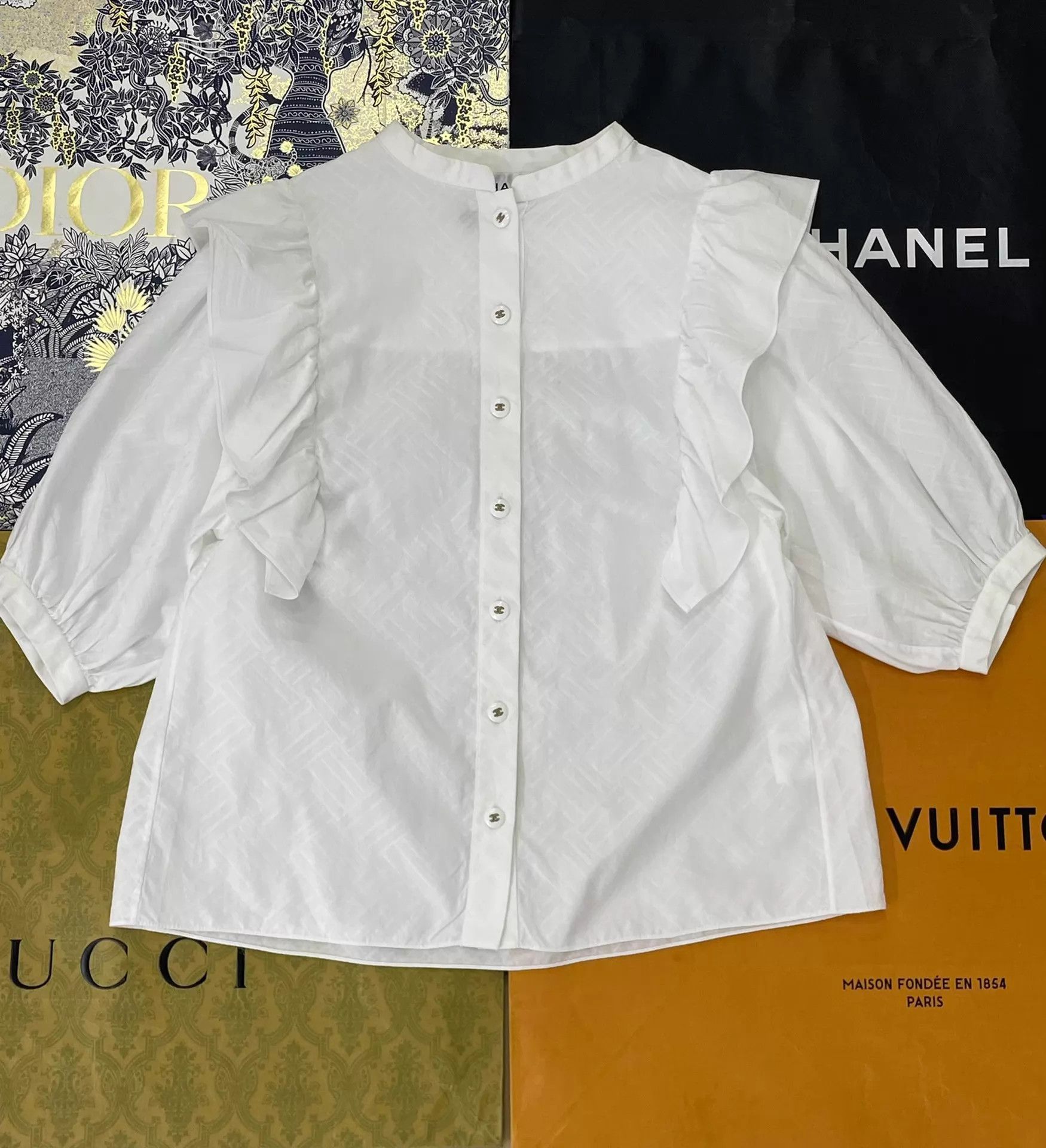Chanel CHANEL White Ruffle Detail Shirt 36 Size XS / US 0-2 / IT 36-38 - 1 Thumbnail