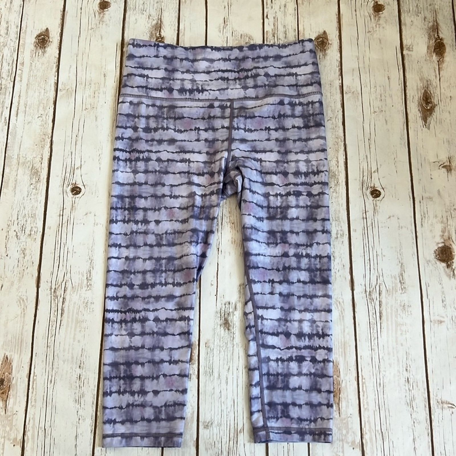 Athleta Athleta Elation Printed Capri Leggings in Lavender Tie Dye Size 32" / US 10 / IT 46 - 3 Thumbnail