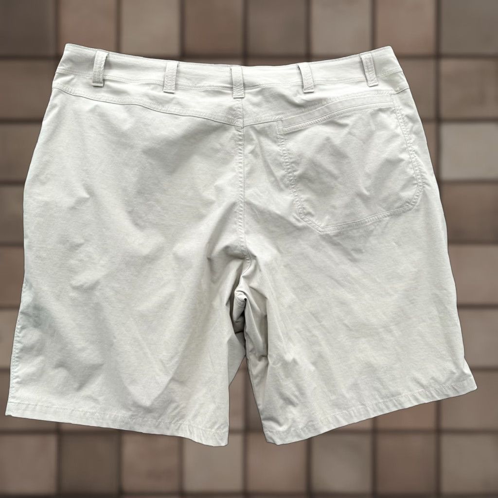 Under Armour Under Armour Heatgear Chino Shorts Mens 40 Brown Nylon Spandex Golf Athletic Casual 10in Inseam Mens Regular Size 40 Brown Nike? Size US 40 / EU 56 - 1 Thumbnail