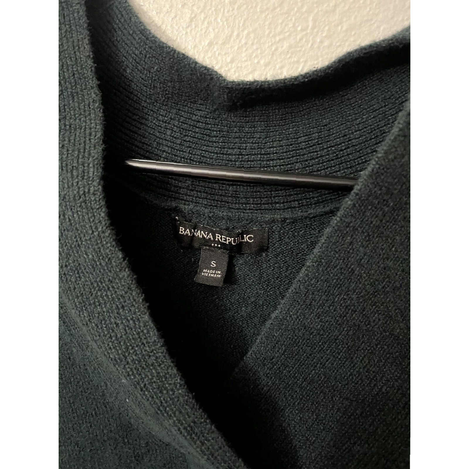 Banana Republic Banana Republic Women V-Neck Solid Sweater Size Small Green Solid Size S / US 4 / IT 40 - 2 Thumbnail