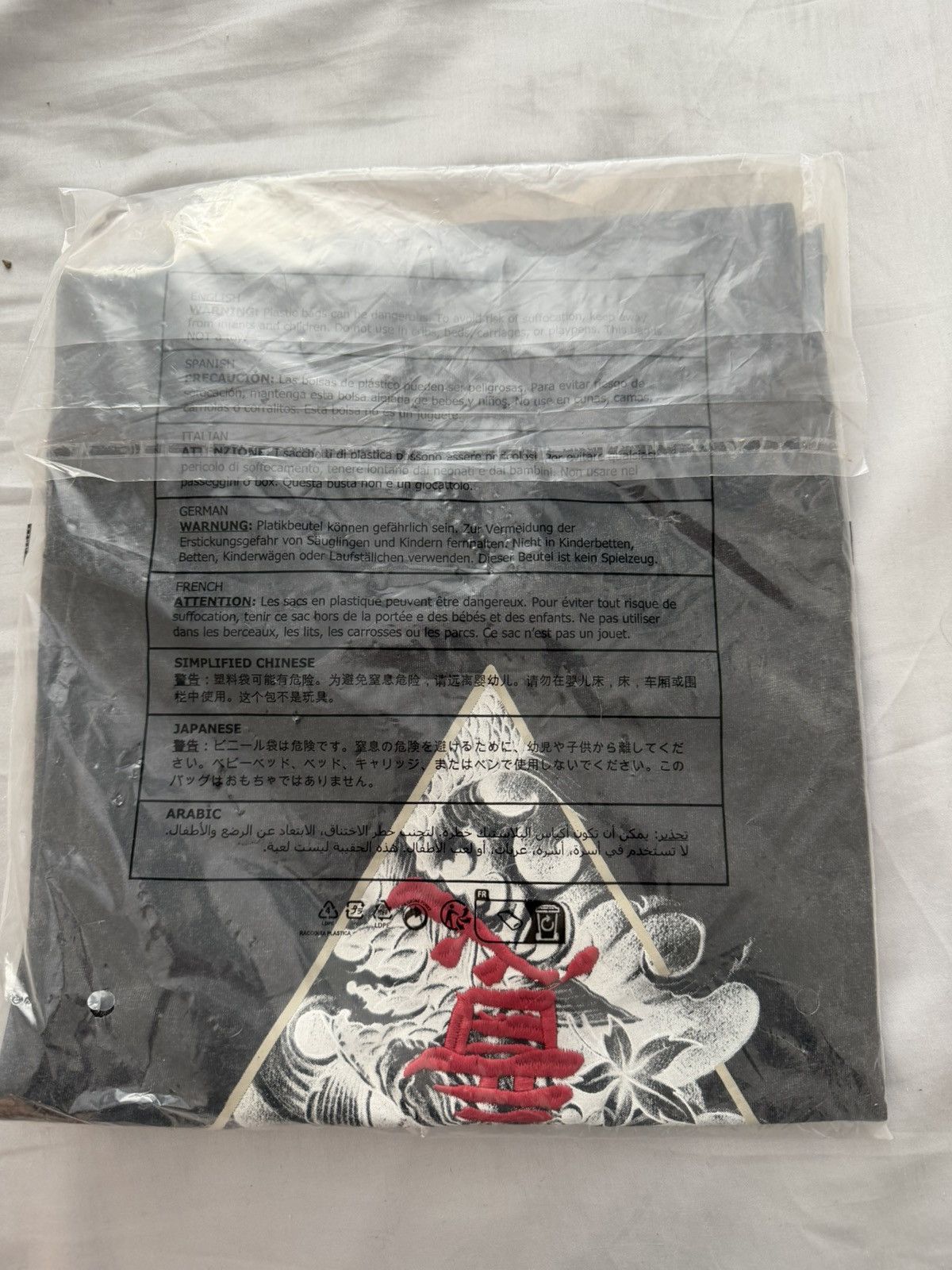 Guess Guess Vintage Black and Red tee - Unopened Size US L / EU 52-54 / 3 - 2 Thumbnail