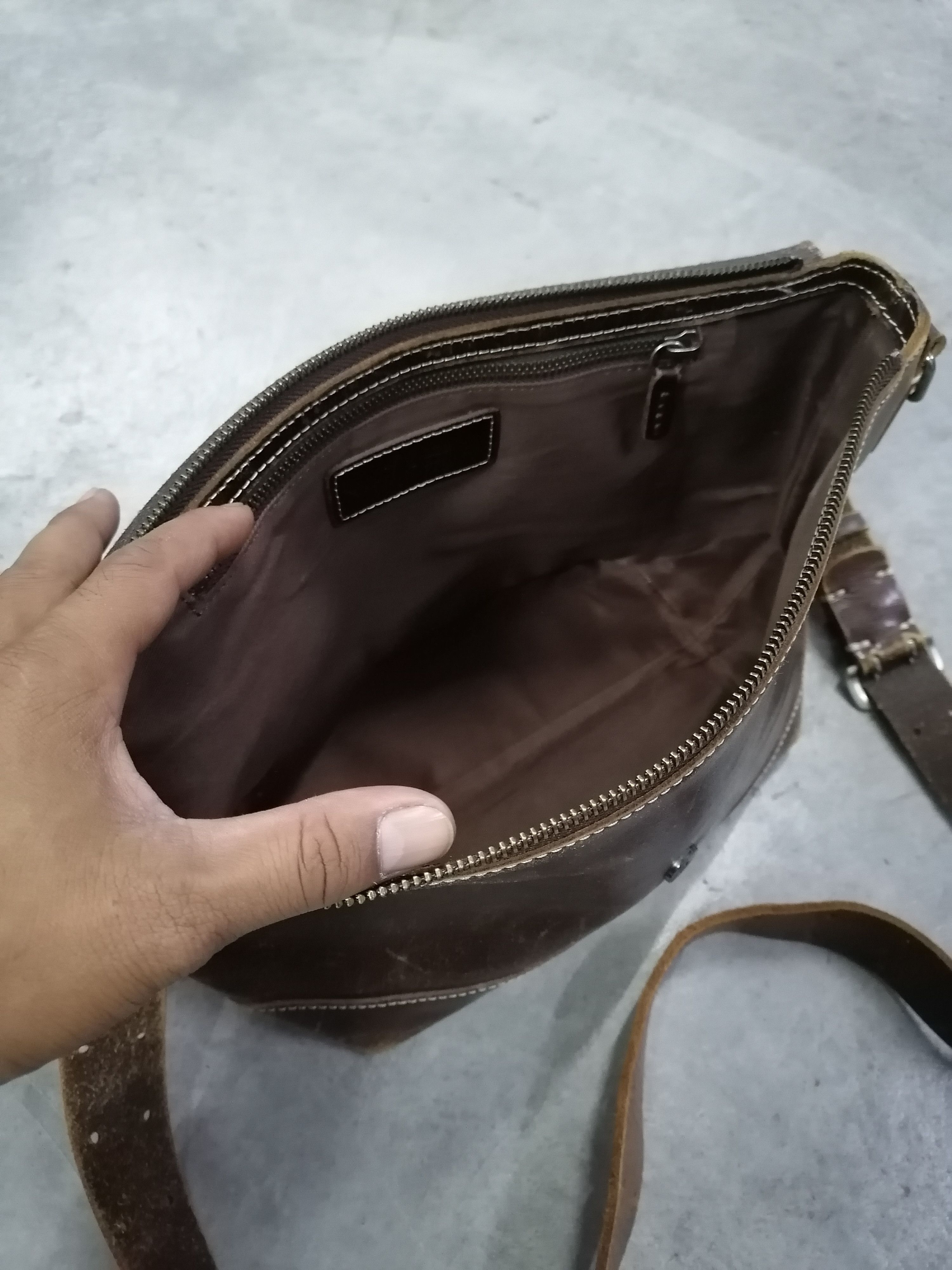 Japanese Brand H 1203 Mano Fece Japan Patina Leather Sling / Crossbody Bag Size ONE SIZE - 7 Thumbnail