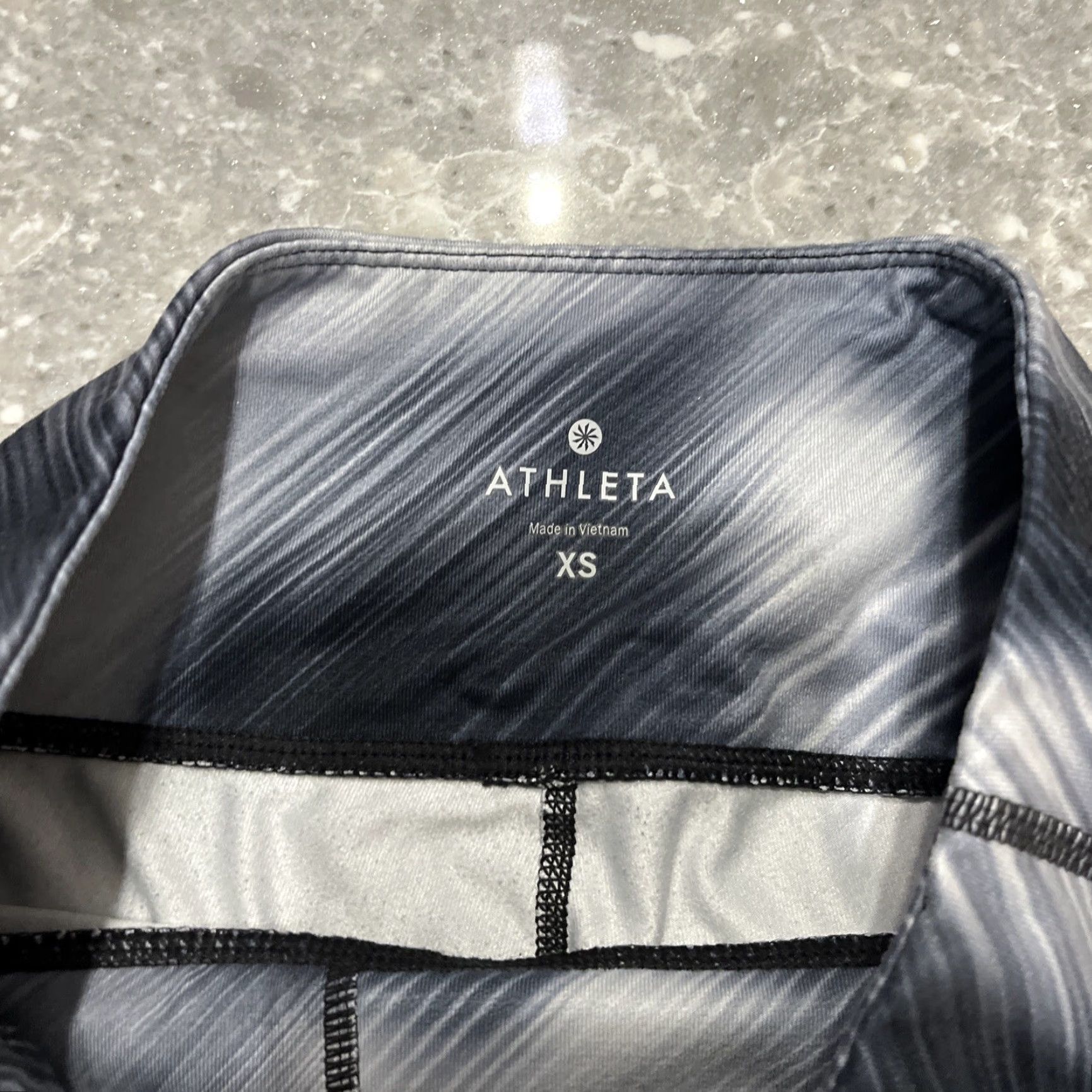 Athleta Athleta Leggings Womens XS Black Geometric Pattern Activewear Pull On Skinny Pockets Comfort Compression Textured Athleisure Size 26" / US 2 / IT 38 - 2 Thumbnail