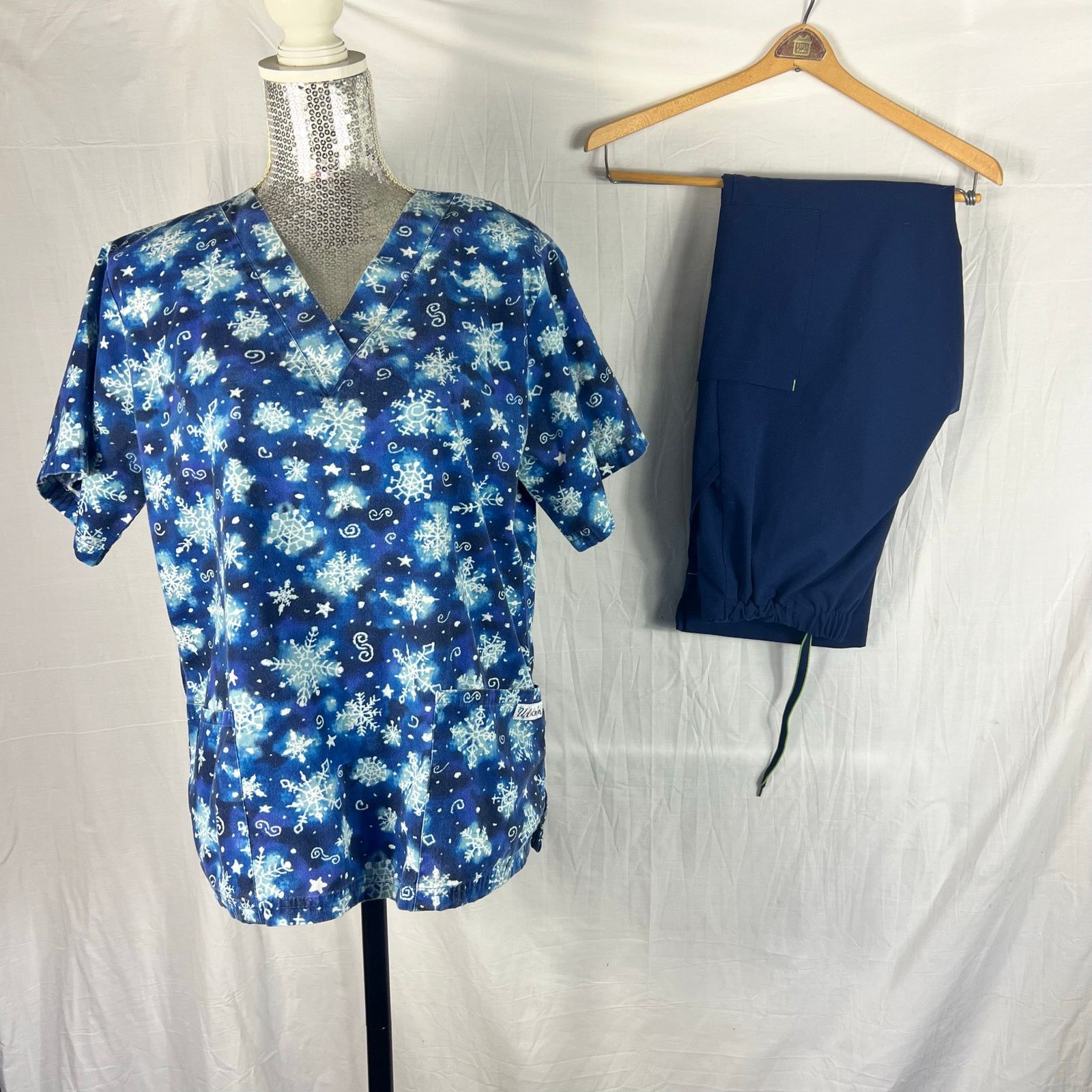 Other UA Scrubs Winter Snowflake Small Top Pants Pockets Nursing Size S / US 4 / IT 40 - 1 Thumbnail