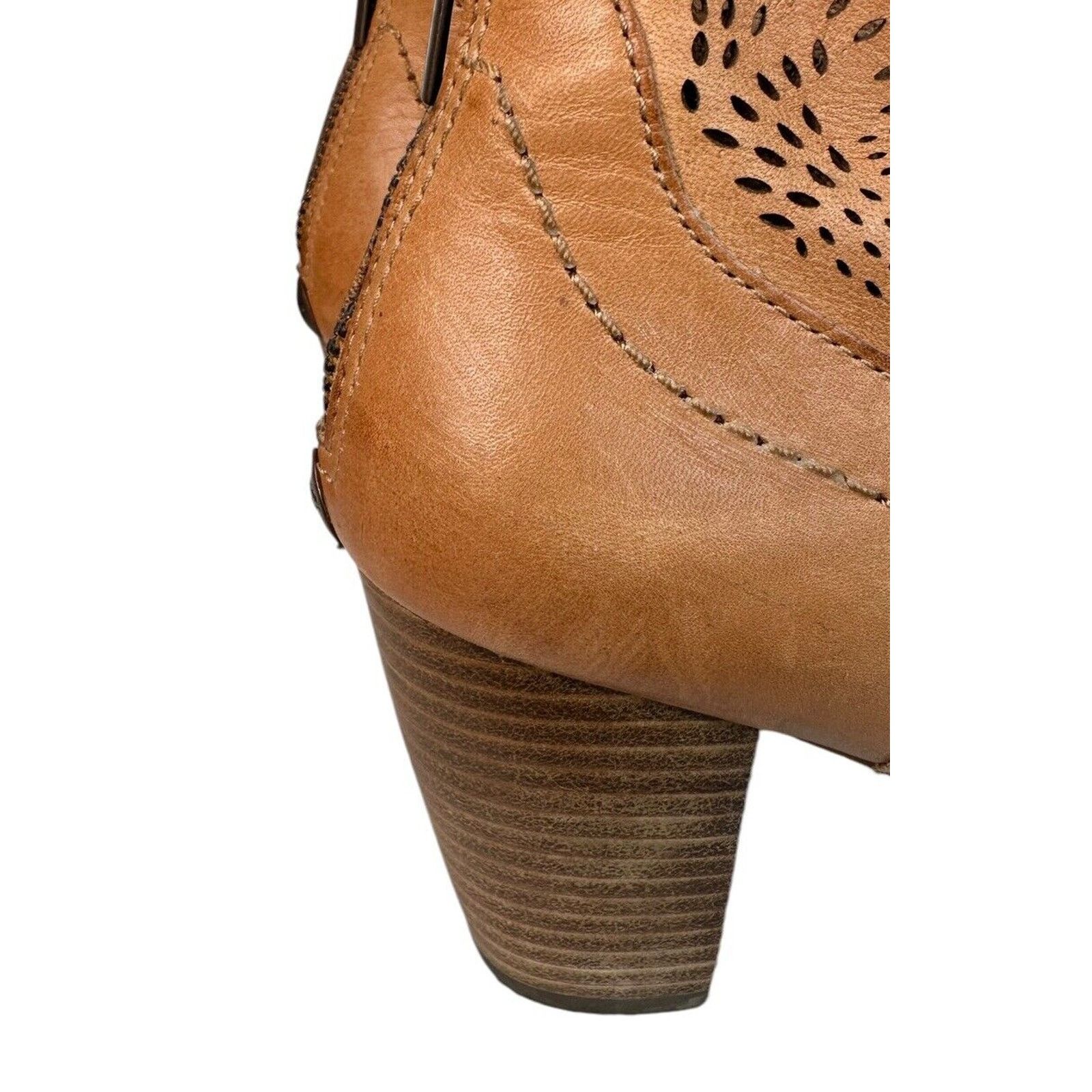 Ugg UGG Charlotte Perforated Tan Leather Cowgirl Ankle Booties 7 Size US 7 / IT 37 - 4 Thumbnail