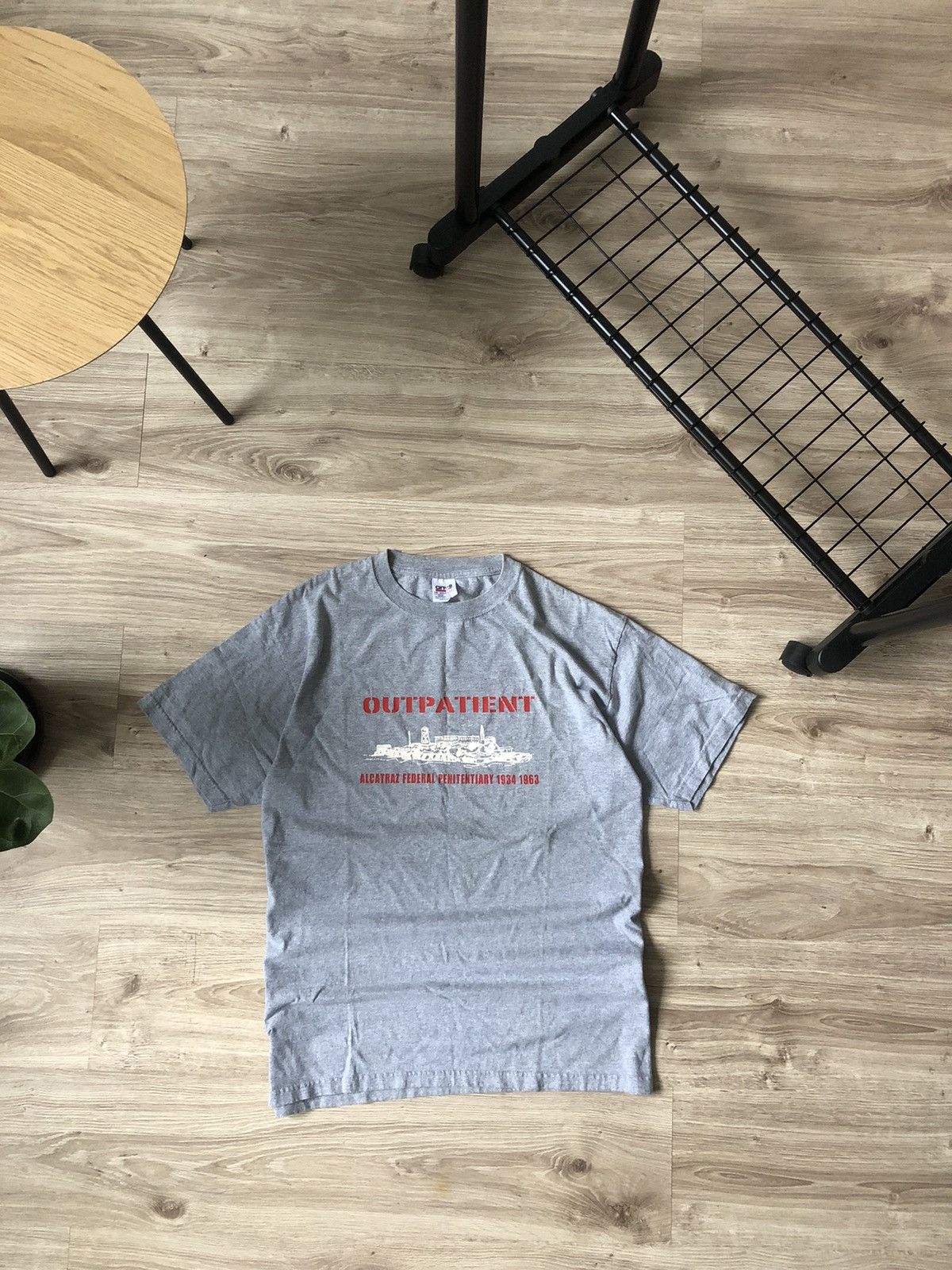 Vintage Vintage Alcatraz Outpatient Rock T Shirt Made in USA Size US XL / EU 56 / 4 - 1 Thumbnail