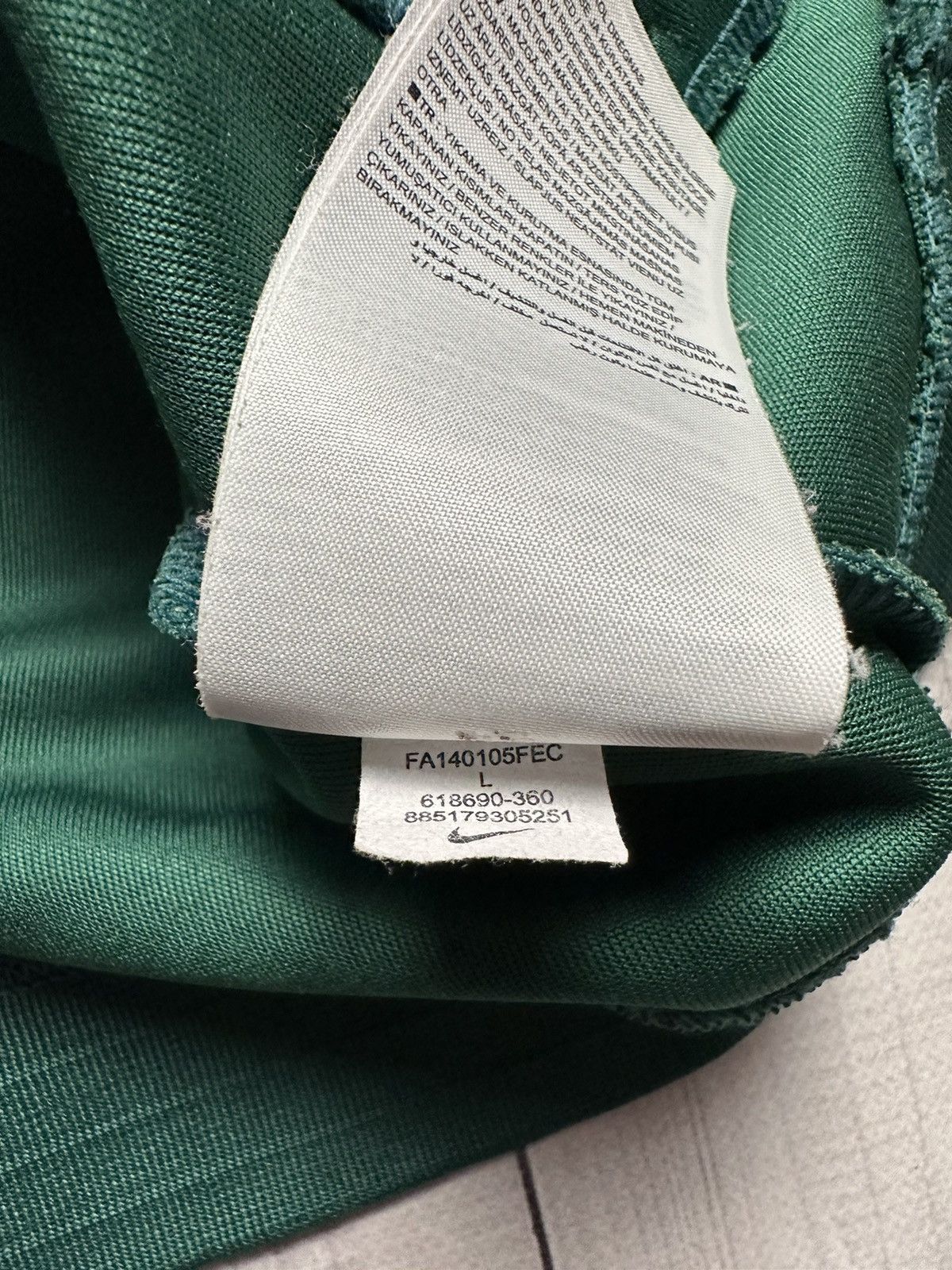 Vintage Vintage Nike Celtic soccer track jacket size L logo green Size US L / EU 52-54 / 3 - 7 Thumbnail