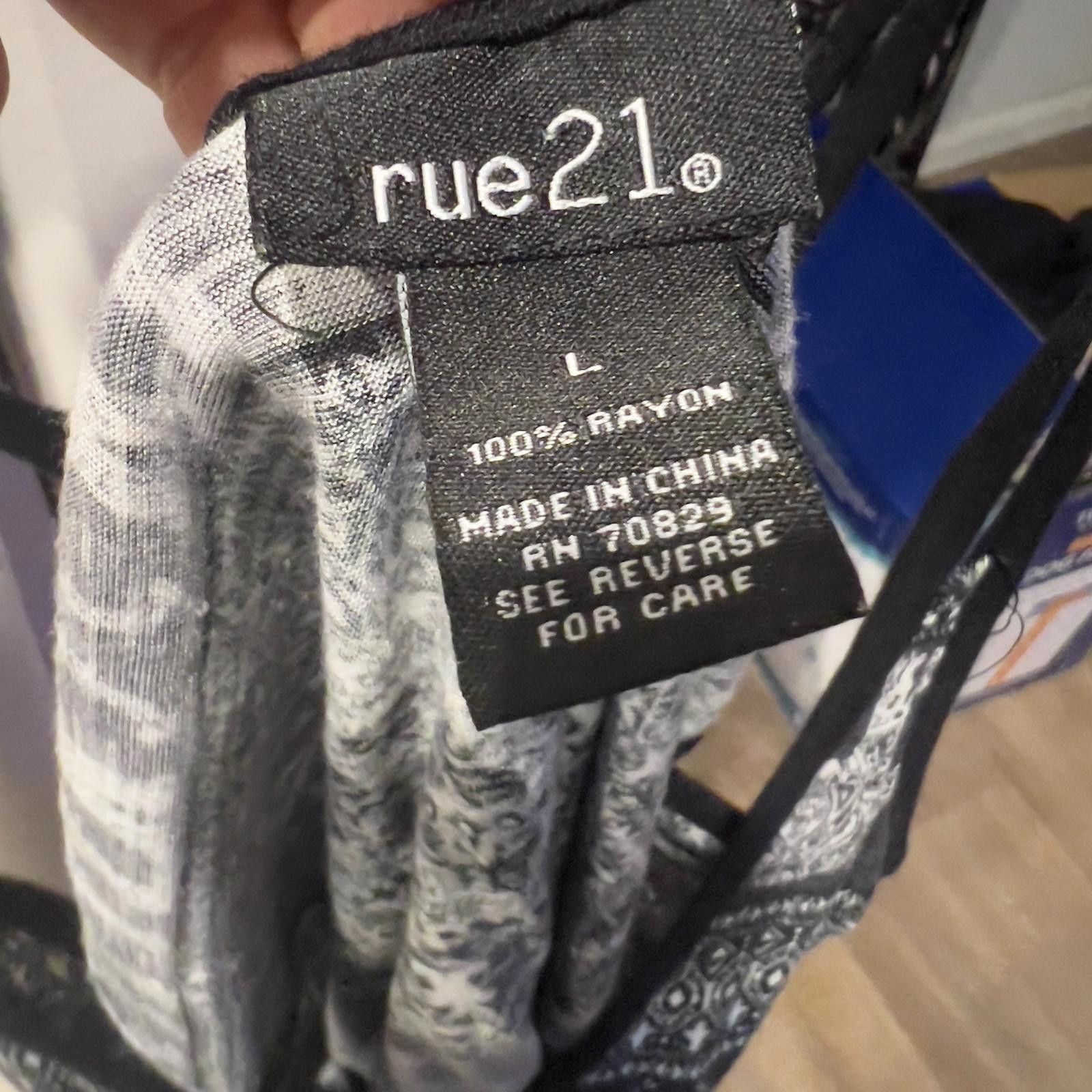 rue21 rue21 Women's Black and White Patterned Rayon Tank Top, Size Size L / US 10 / IT 46 - 3 Thumbnail