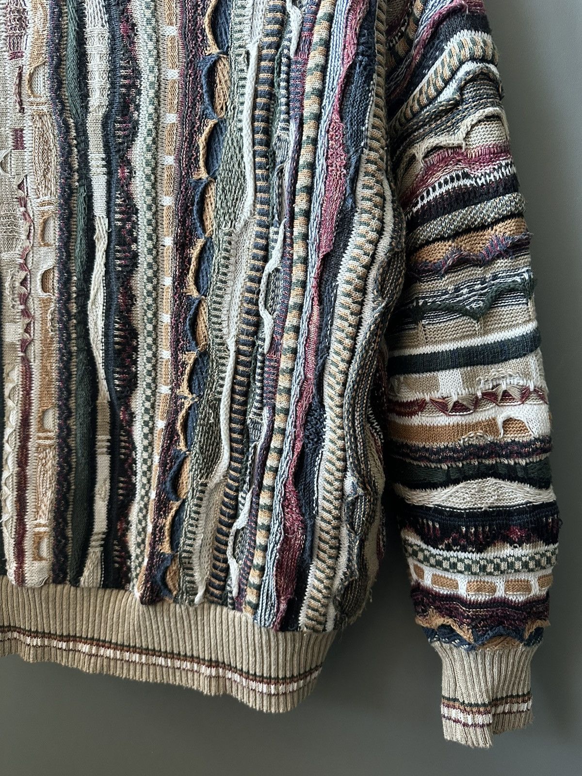 Vintage Vintage Coogi Inspired 3D Knit Pattern V-Neck Sweater Size US L / EU 52-54 / 3 - 4 Thumbnail