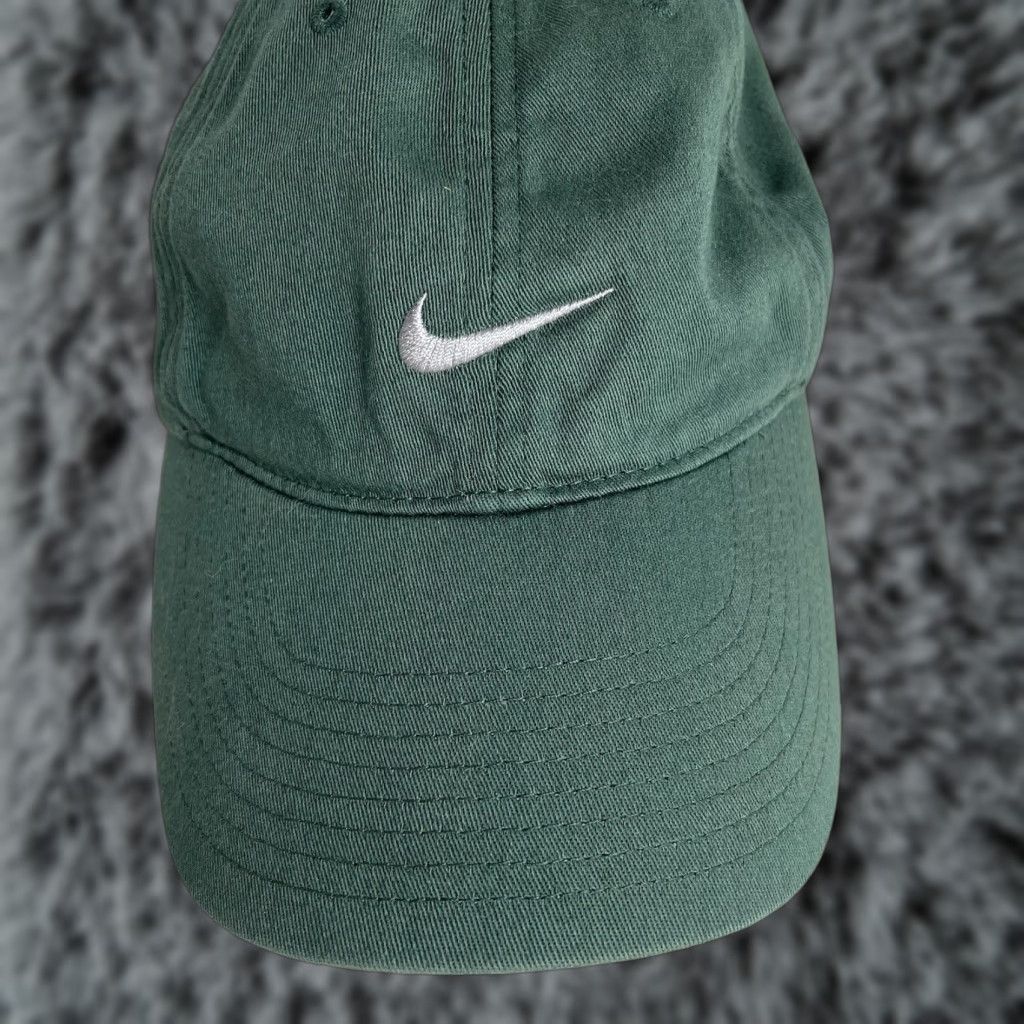 Nike VINTAGE Nike Hat 90s Center Swoosh Green Silver Flexi Fit Cap Running Unisex Adults One Size Green 90s Nike Center Swoosh Hat Size ONE SIZE - 1 Thumbnail