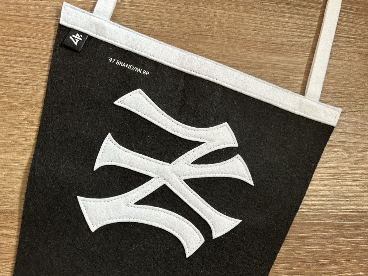 MLB × New York Yankees × Supreme Supreme New York Yankees Pennant Black SS15 Size ONE SIZE - 3 Thumbnail