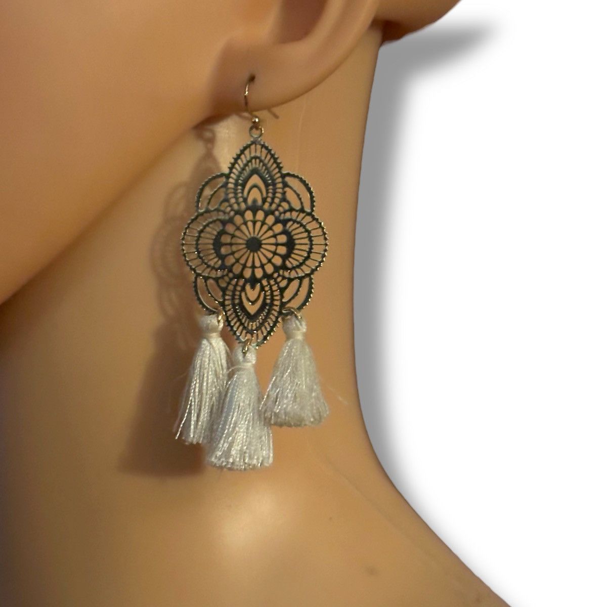 Other Gold tone filigree white tassels dangle earrings Size ONE SIZE - 2 Thumbnail
