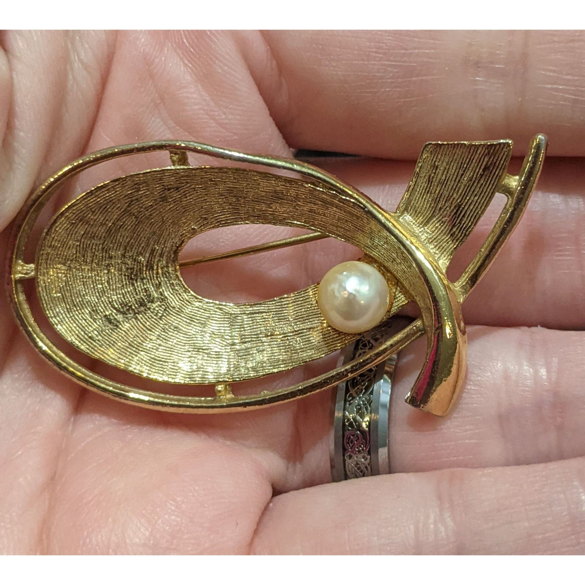 Other Vintage Gold Tone Textured Brooch With Faux Pearl Accent Size ONE SIZE - 1 Thumbnail
