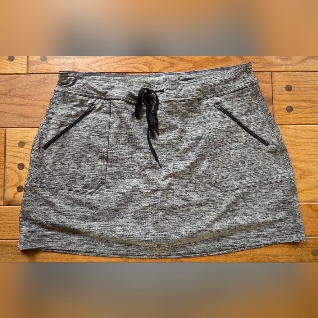 Tek Gear Tek Gear Gray Women's Skort with Black Zipper Pocket Accents Size 38" / US 16 / IT 52 - 1 Thumbnail