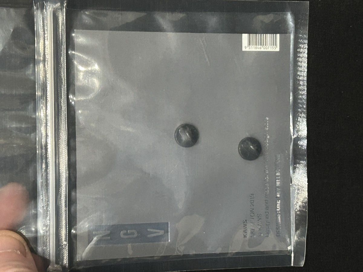 Kaws Kaws skeleton orange pin Size ONE SIZE - 2 Thumbnail