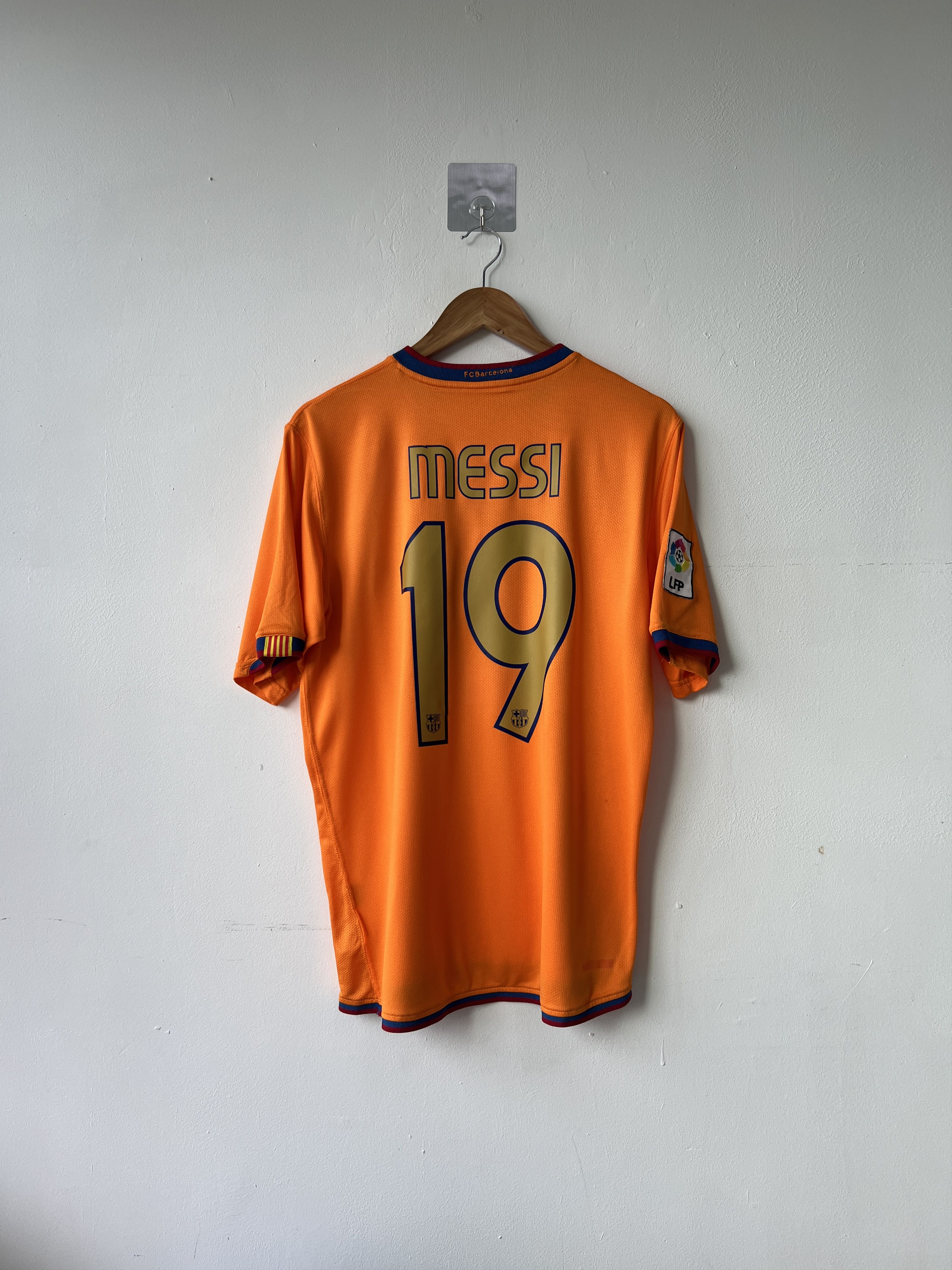 Nike (M) Barcelona 2006-08 Away Kit Messi #19 Size US M / EU 48-50 / 2 - 1 Thumbnail